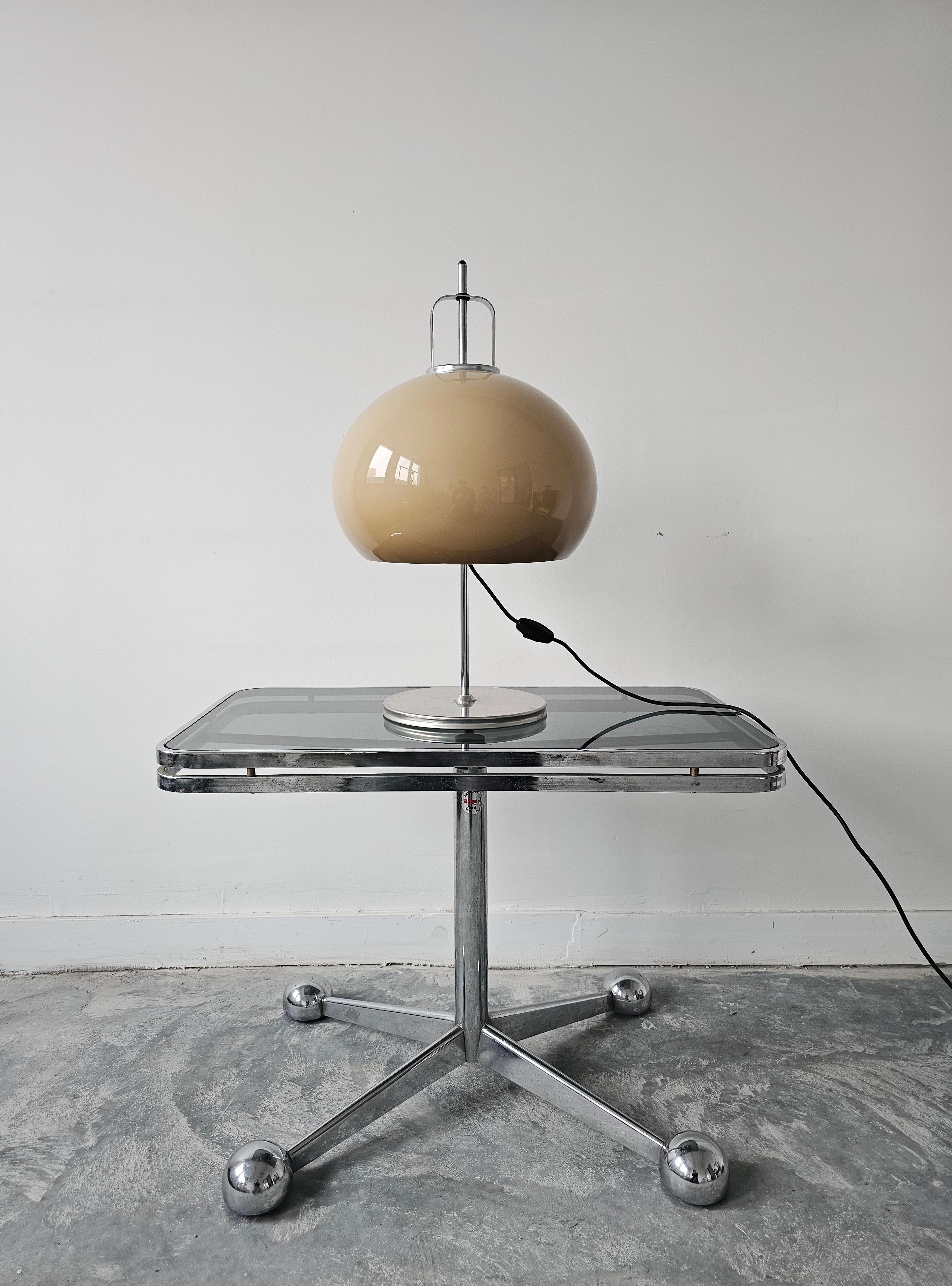 Moderne Tischlampe „Lucerna“, entworfen von Harvey Guzzini, Mid-Century Modern (Space Age)