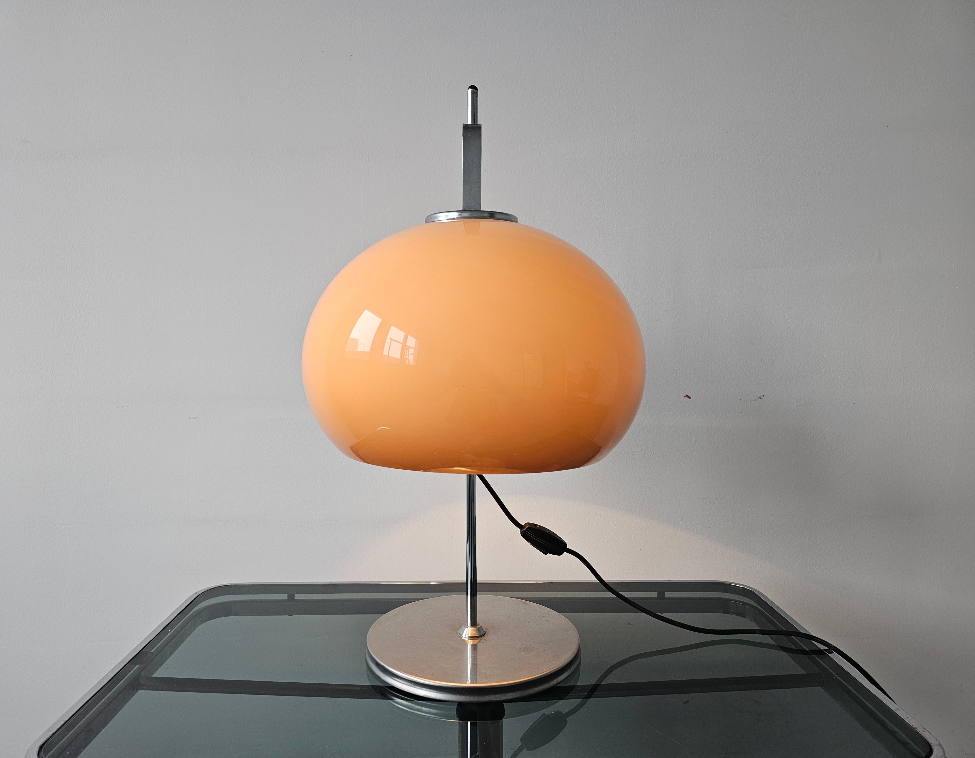 Moderne Tischlampe „Lucerna“, entworfen von Harvey Guzzini, Mid-Century Modern (Slowenisch)