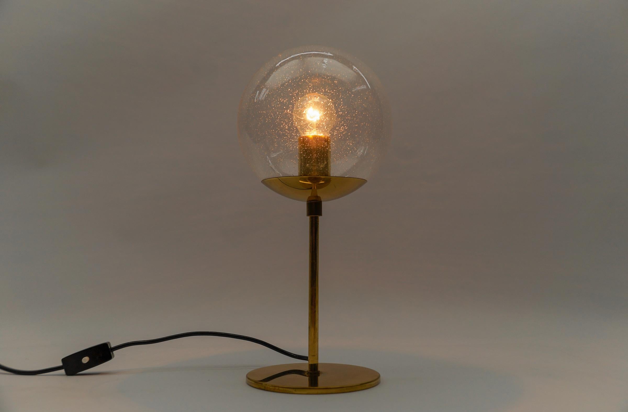 Mid-Century Modern Lampe de table moderne du milieu du siècle en laiton et verre, années 1960 en vente
