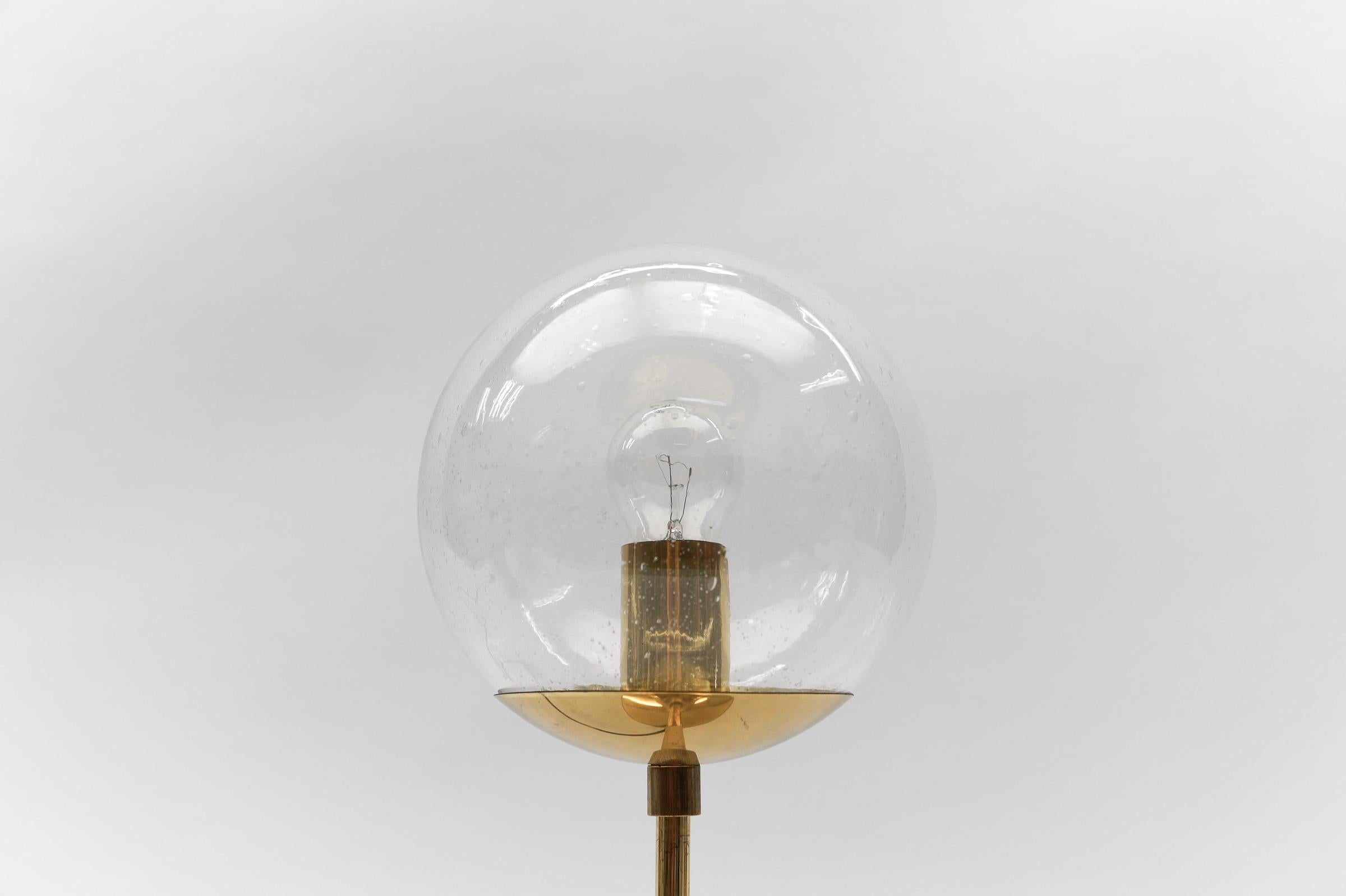 Milieu du XXe siècle Lampe de table moderne du milieu du siècle en laiton et verre, années 1960 en vente