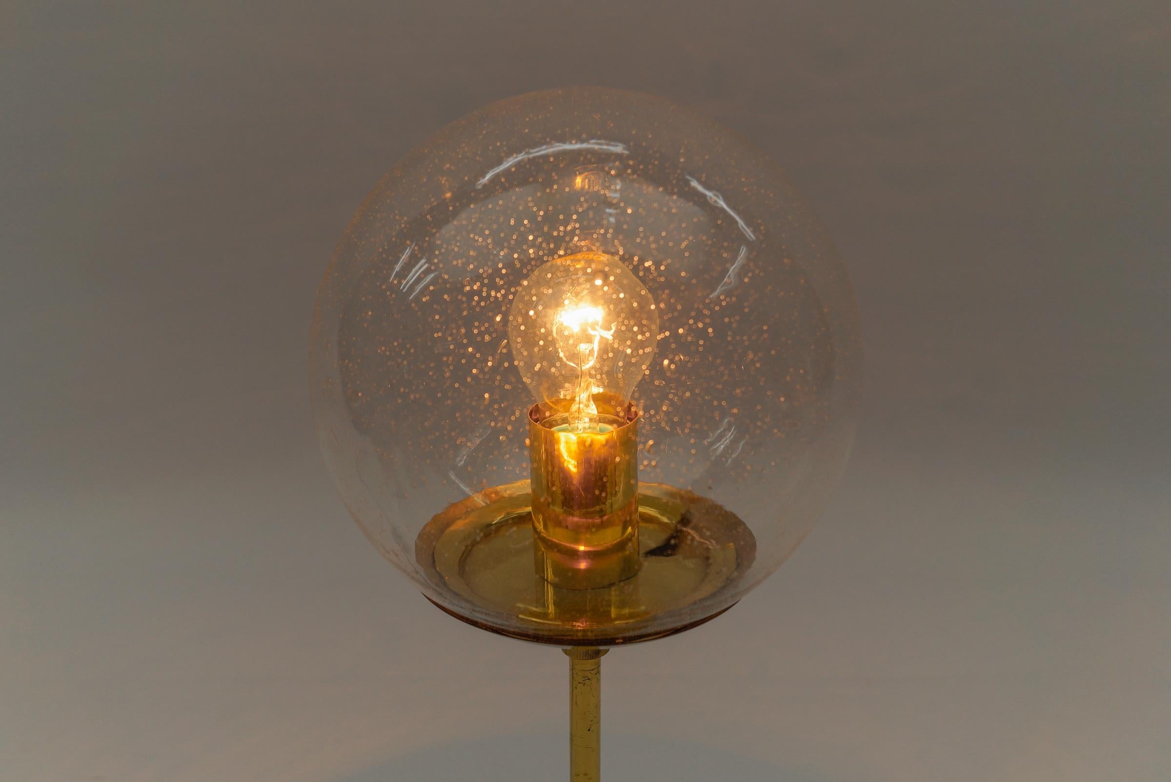 Métal Lampe de table moderne du milieu du siècle en laiton et verre, années 1960 en vente