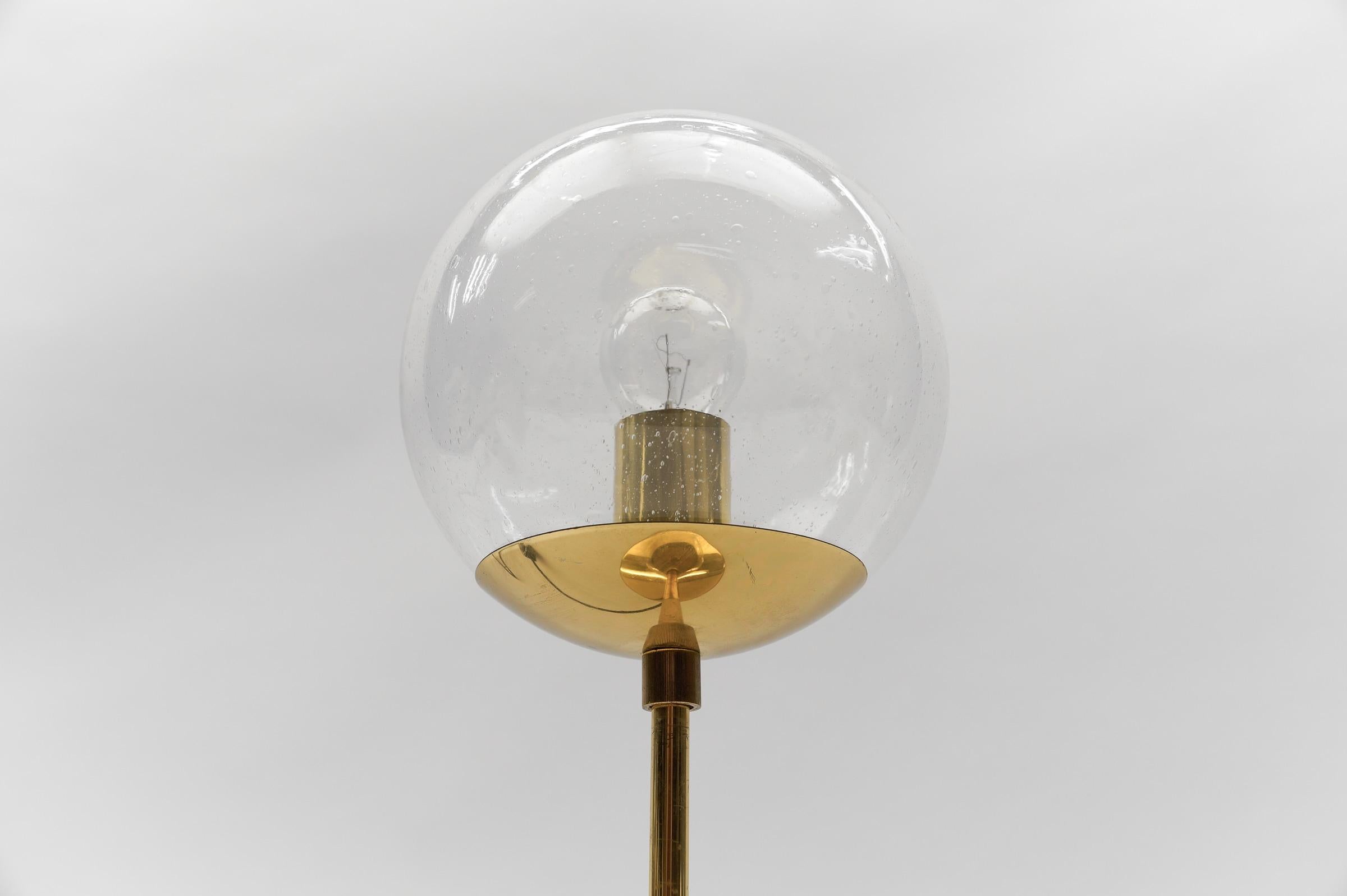 Lampe de table moderne du milieu du siècle en laiton et verre, années 1960 en vente 1