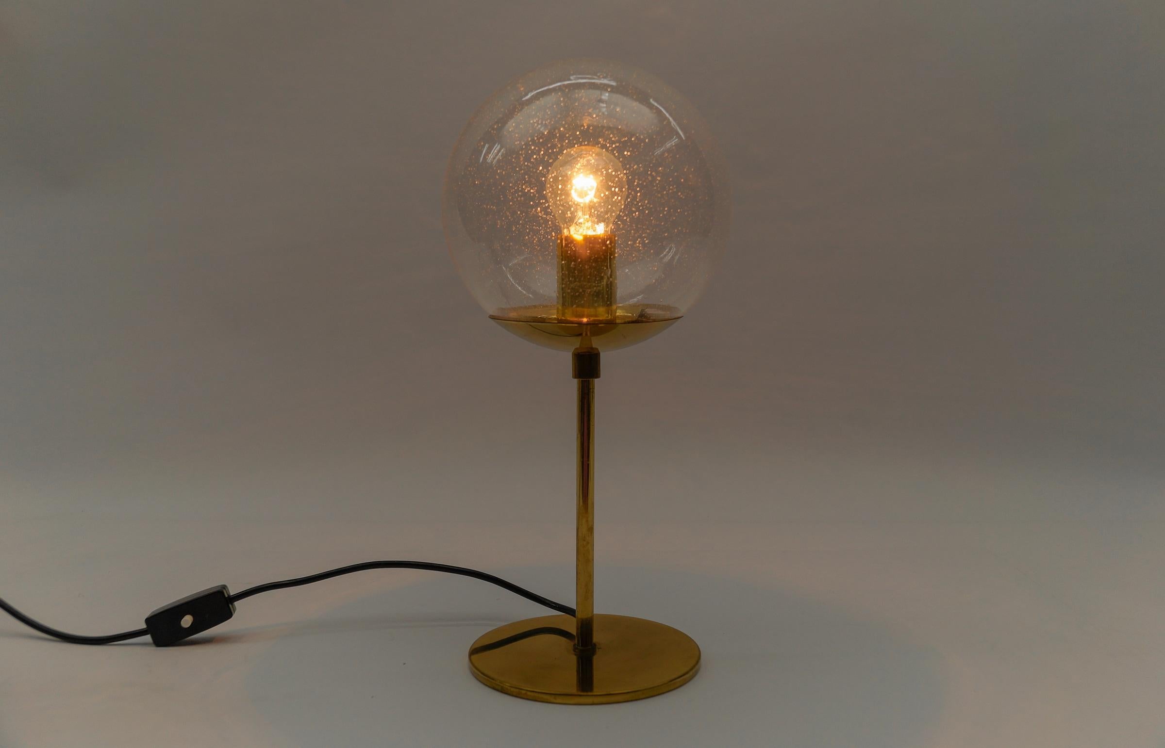 Lampe de table moderne du milieu du siècle en laiton et verre, années 1960 en vente 2