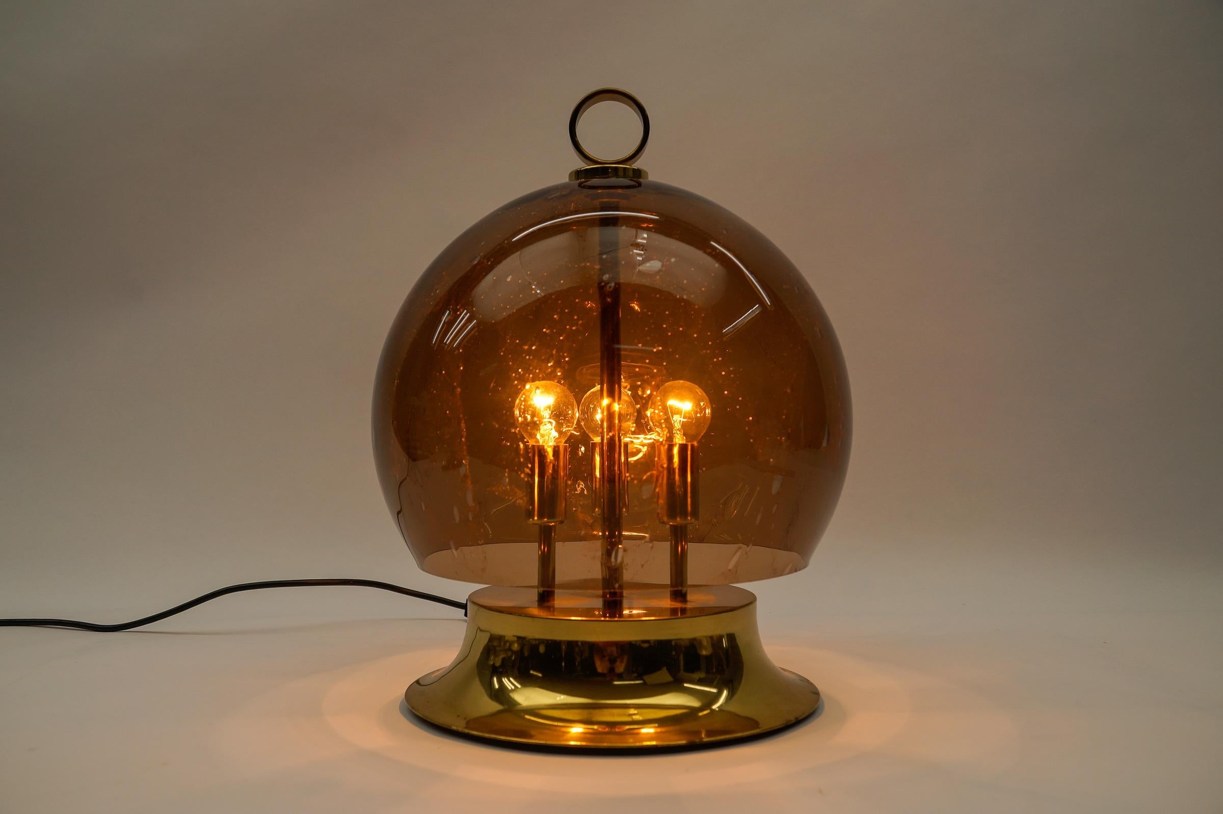 Mid-Century Modern Lampe de bureau moderne du milieu du siècle dernier en verre fumé et laiton, années 1960 en vente