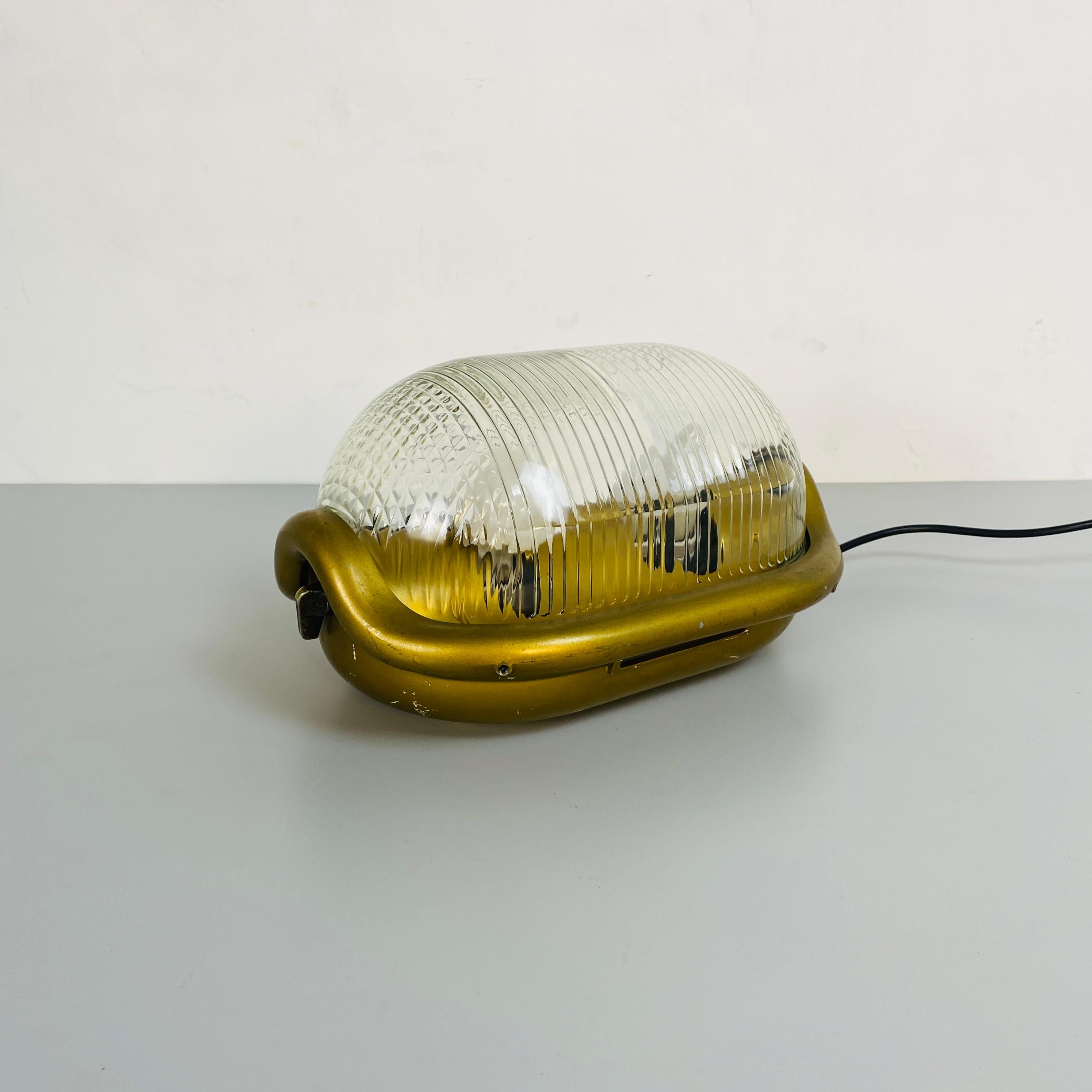 Lampe de table moderne du milieu du siècle mod. Walnut par Achille Castiglioni pour Flos, 1970
Lampe en noyer, de forme arrondie, la structure est en aluminium moulé sous pression épais et peint en jaune ocre, le diffuseur est en verre pressé