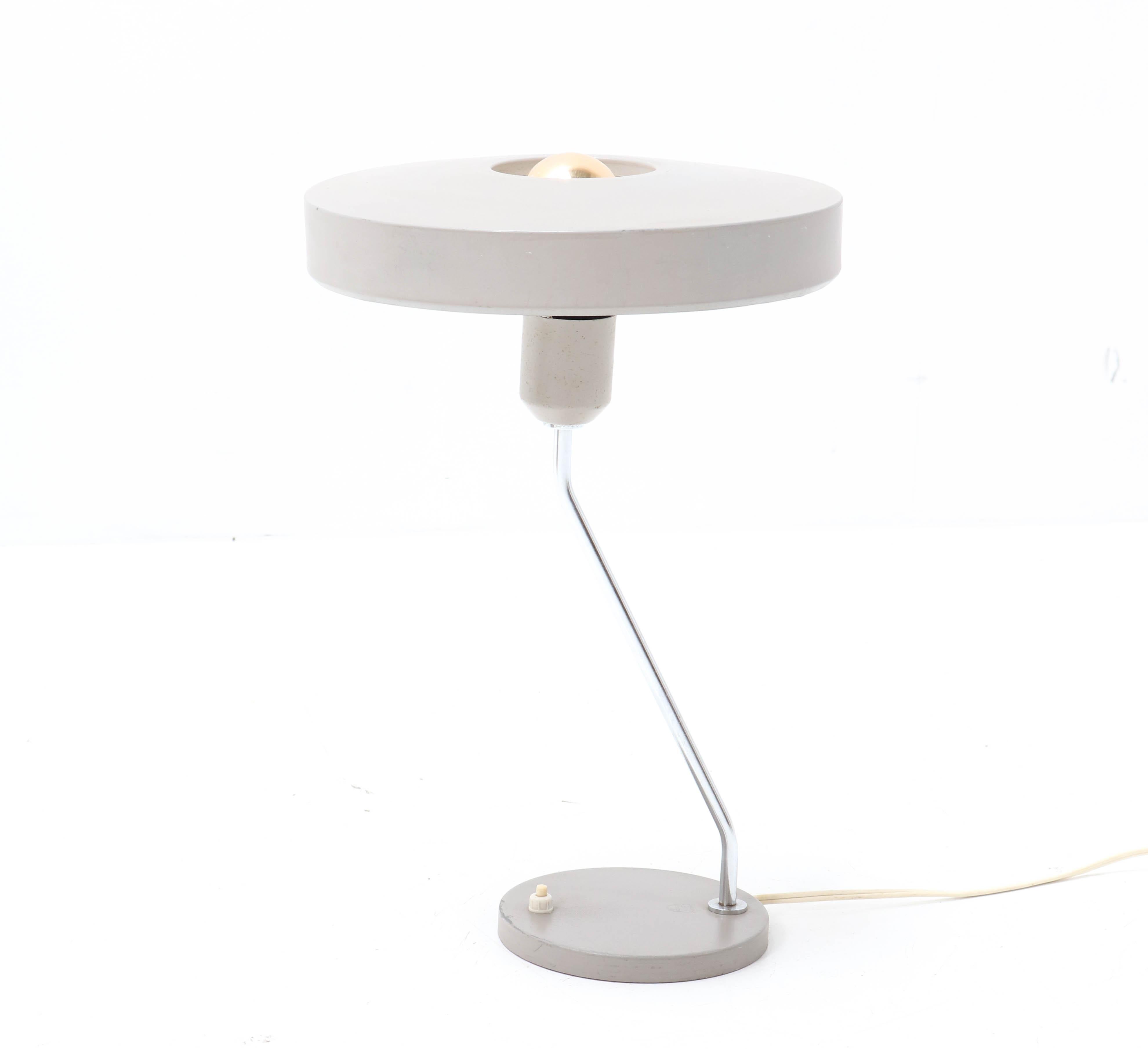 Stunning Mid-Century Modern table lamp or desk lamp.
Design by Louis Kalff for Philips.
Striking Dutch design from the 1960s.
Grey lacquered metal disc shaped shade and base with a chrome stem.
Marked with the original Philips label.
Rewired
