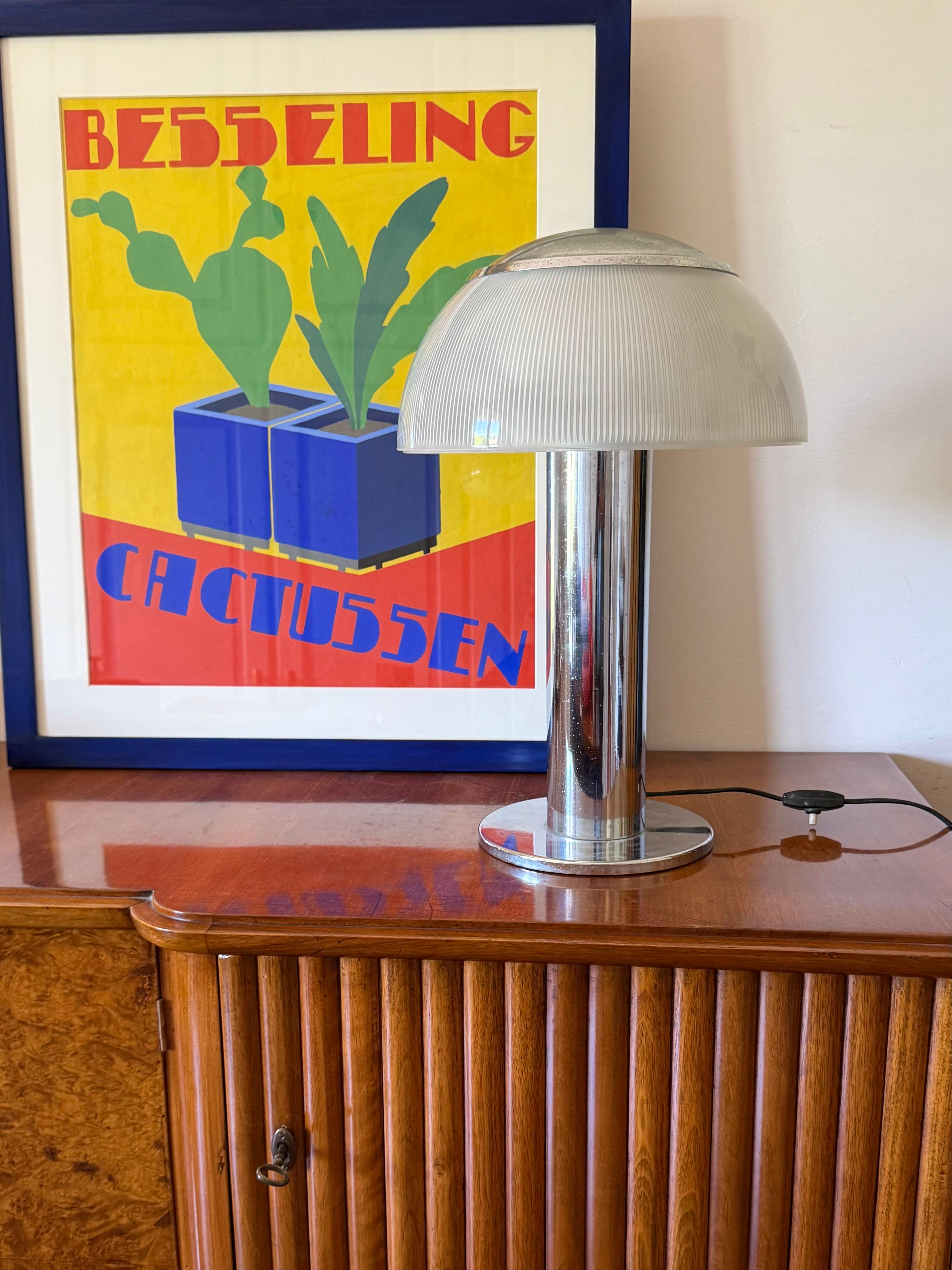 Lampe de table moderne du milieu du siècle

Stilnovo Italie, c. 1960

métal chromé, chapeau en verre

H 47 cm - 34 cm diam.

État : excellent, conforme à l'âge et à l'utilisation. En état de marche.