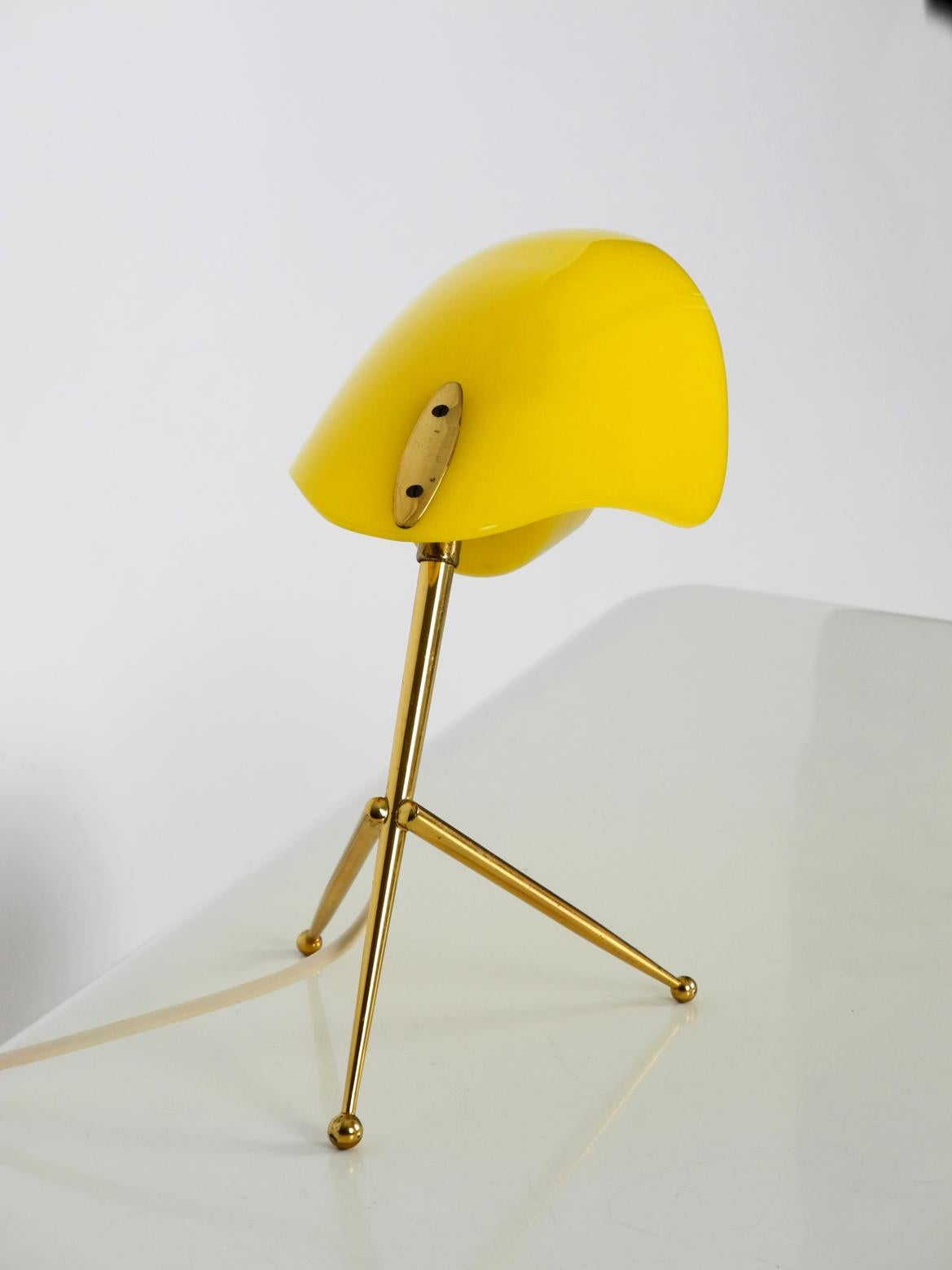 Mid-Century Modern Table Lamp with Acrylic Glass Lampshade, Brass Tripod Frame In Good Condition In München, DE
