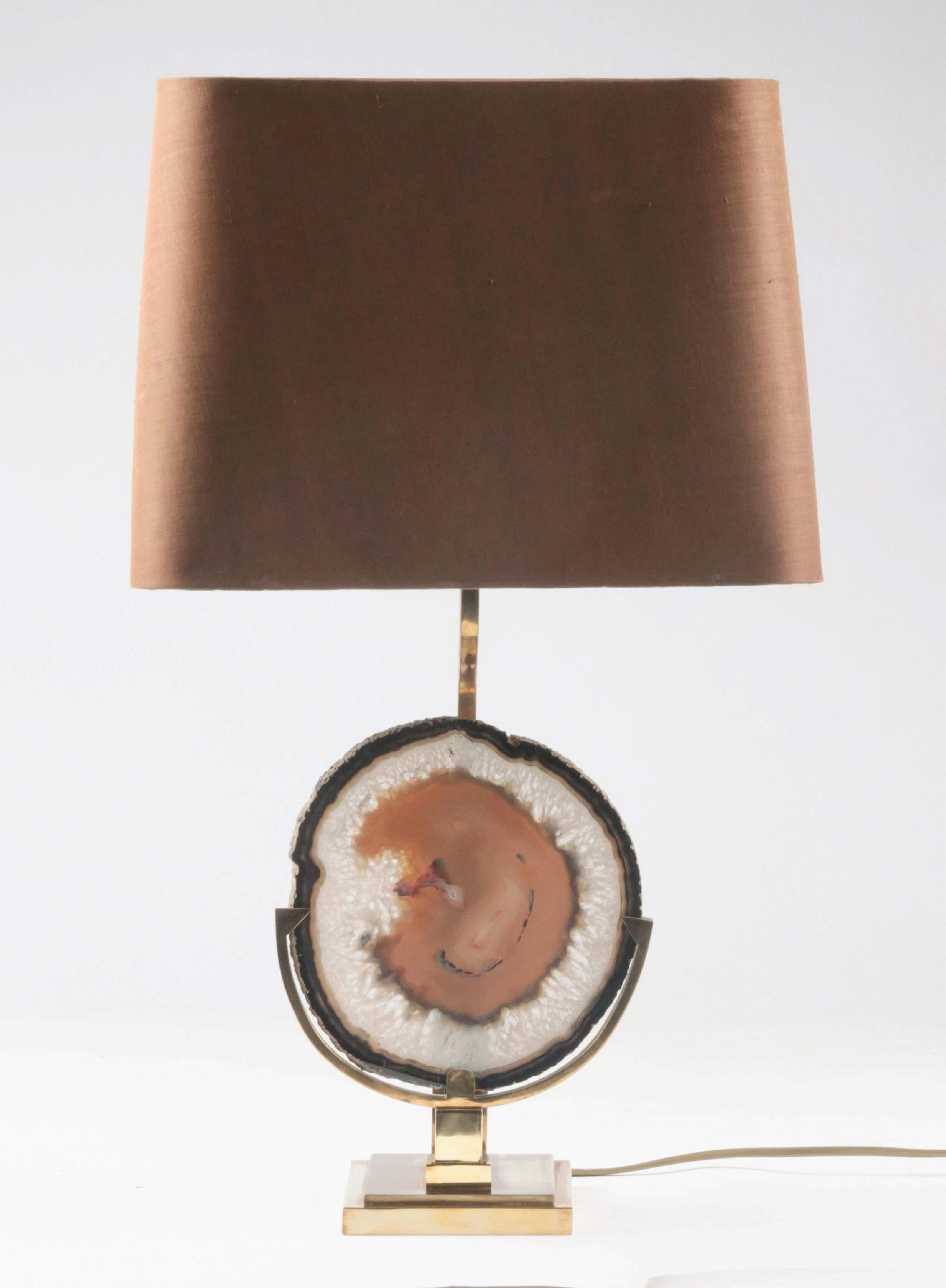 Beautiful copper table lamp, attributed to the Flemish designer Willy Daro. The lamp has multiple light points, so that the agate is beautifully lit from the back. The lampshade is covered with brown silk.