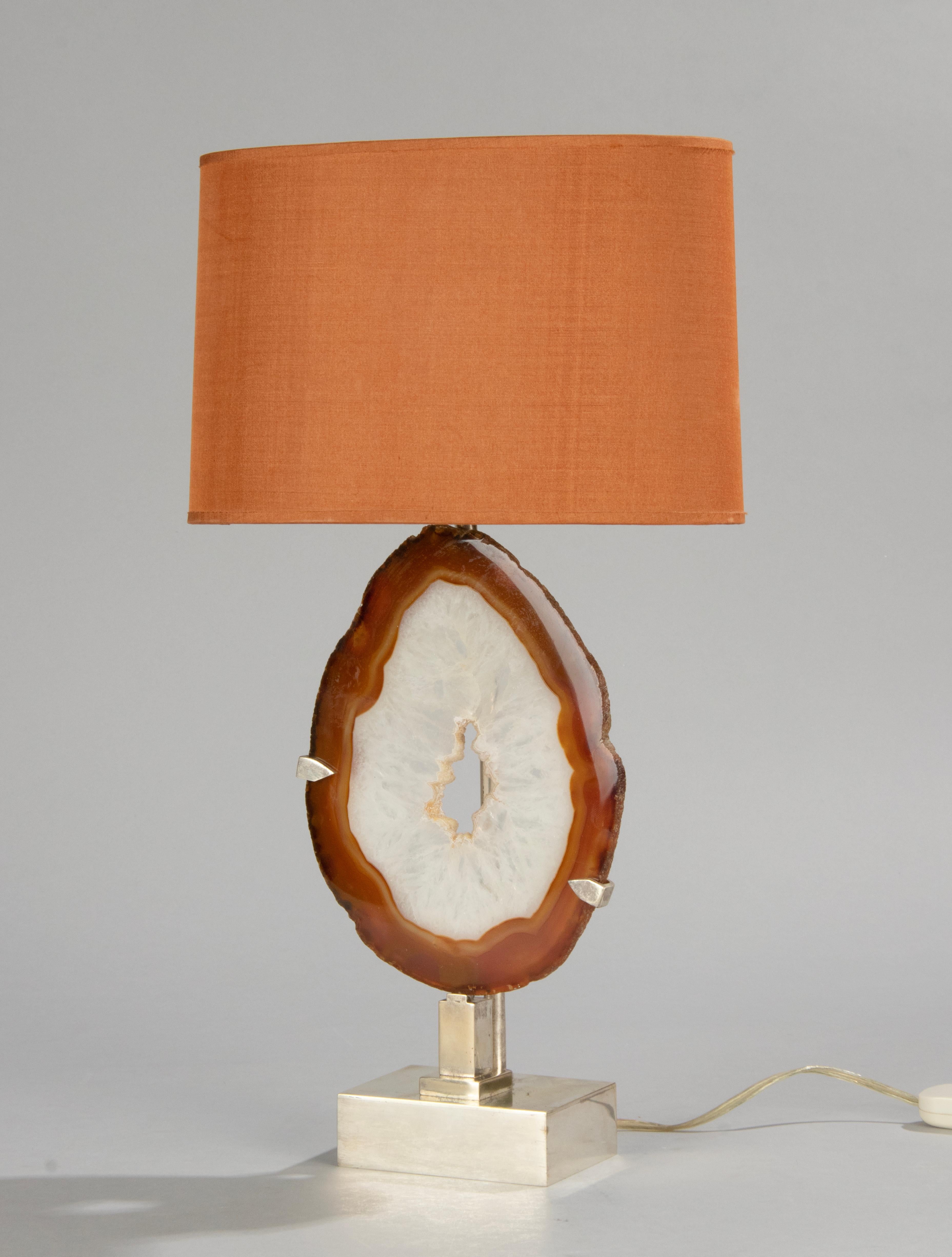 A Mid-Century Modern Table lamp, in the manner of Willy Daro. The base is made of chrome plated brass. Central a beautiful mineral agate stone. It is a unique piece. With an E14 Lamp fixture. Including switch and EU plug.
This lamp is good and