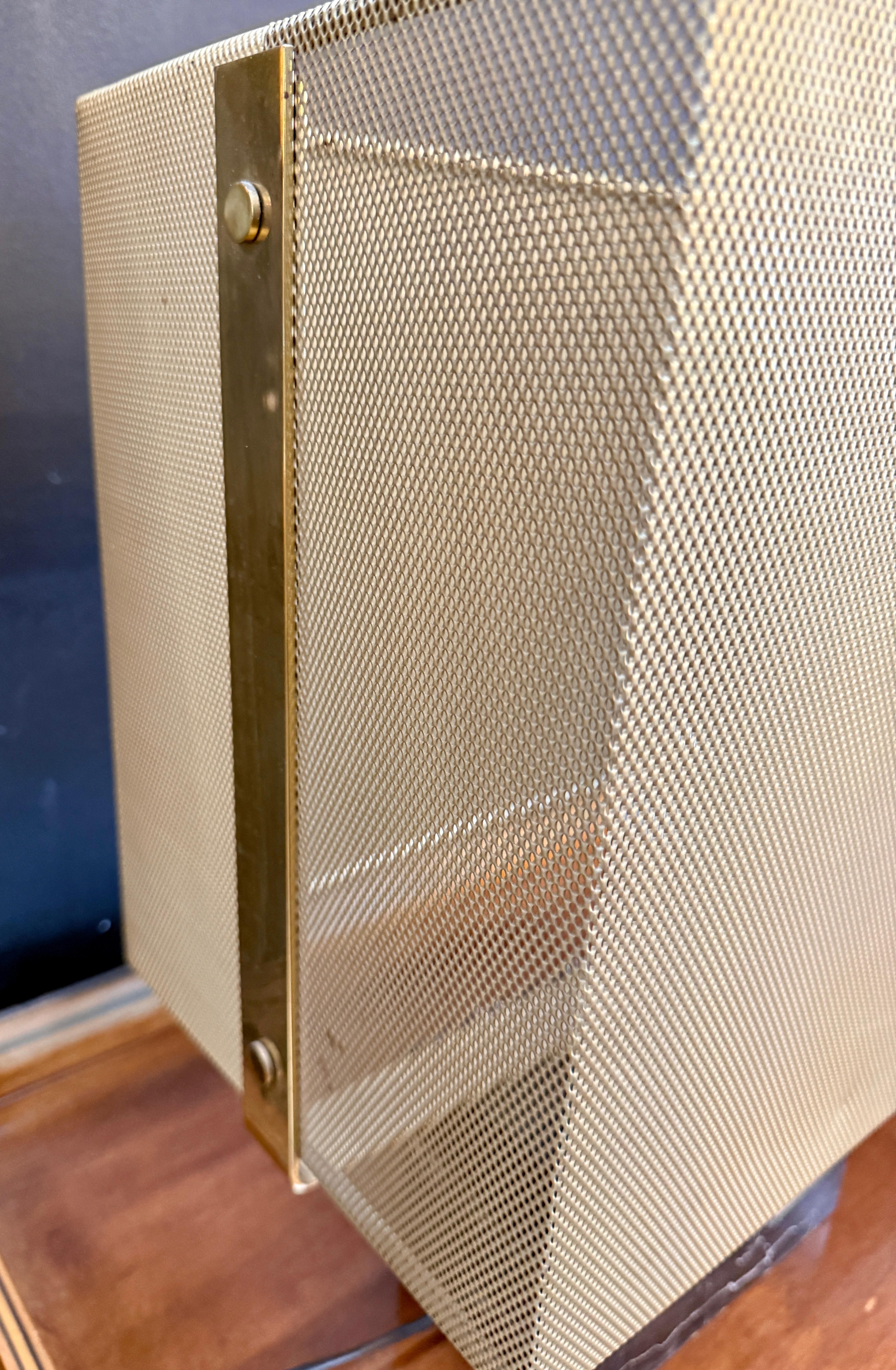 Mid-Century Modern Table Lamp with Brass Mesh Shade & Marble Base In Good Condition For Sale In Los Angeles, CA