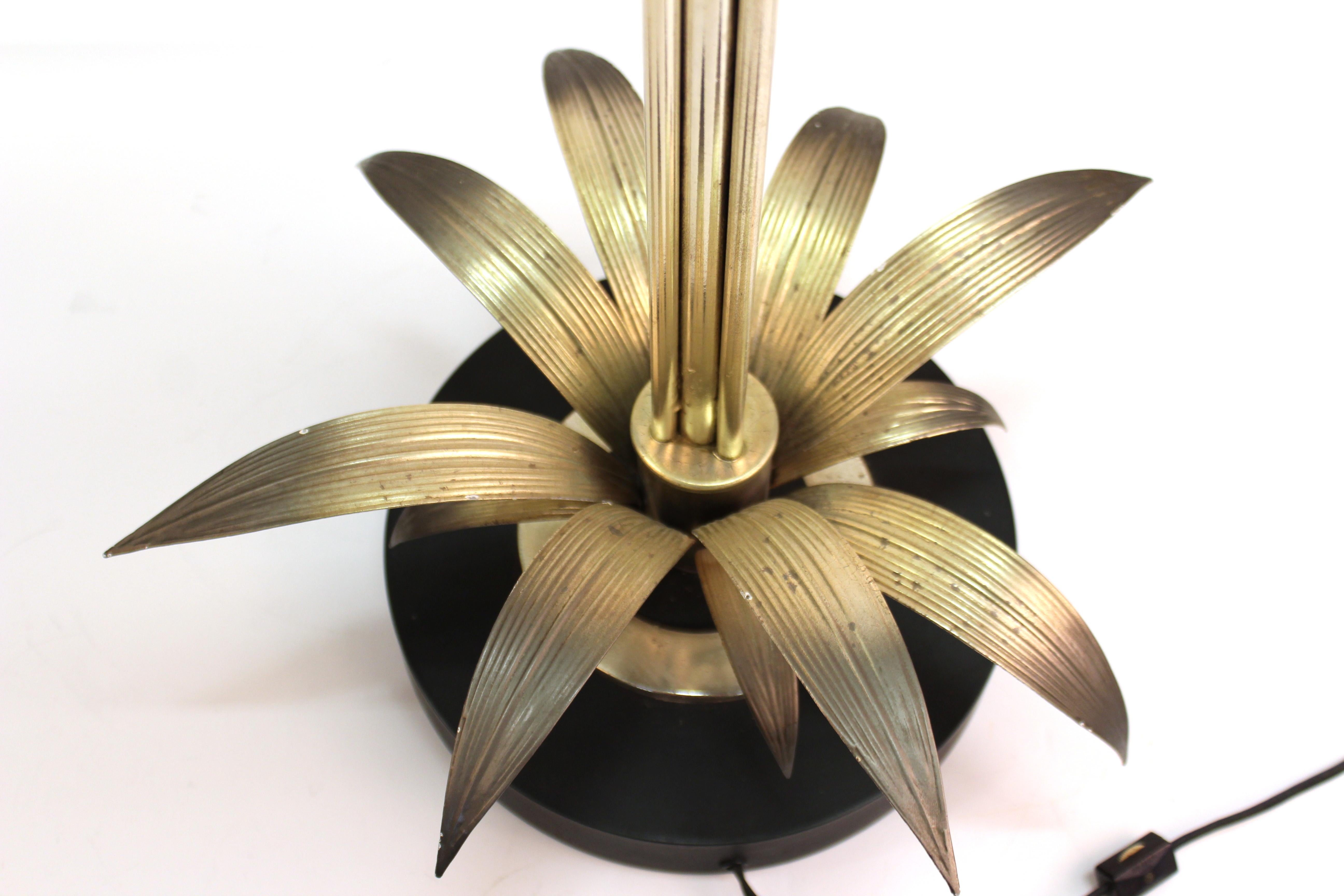Moderne Mid-Century-Tischlampe mit Metallblättern und Blumen im Angebot 5
