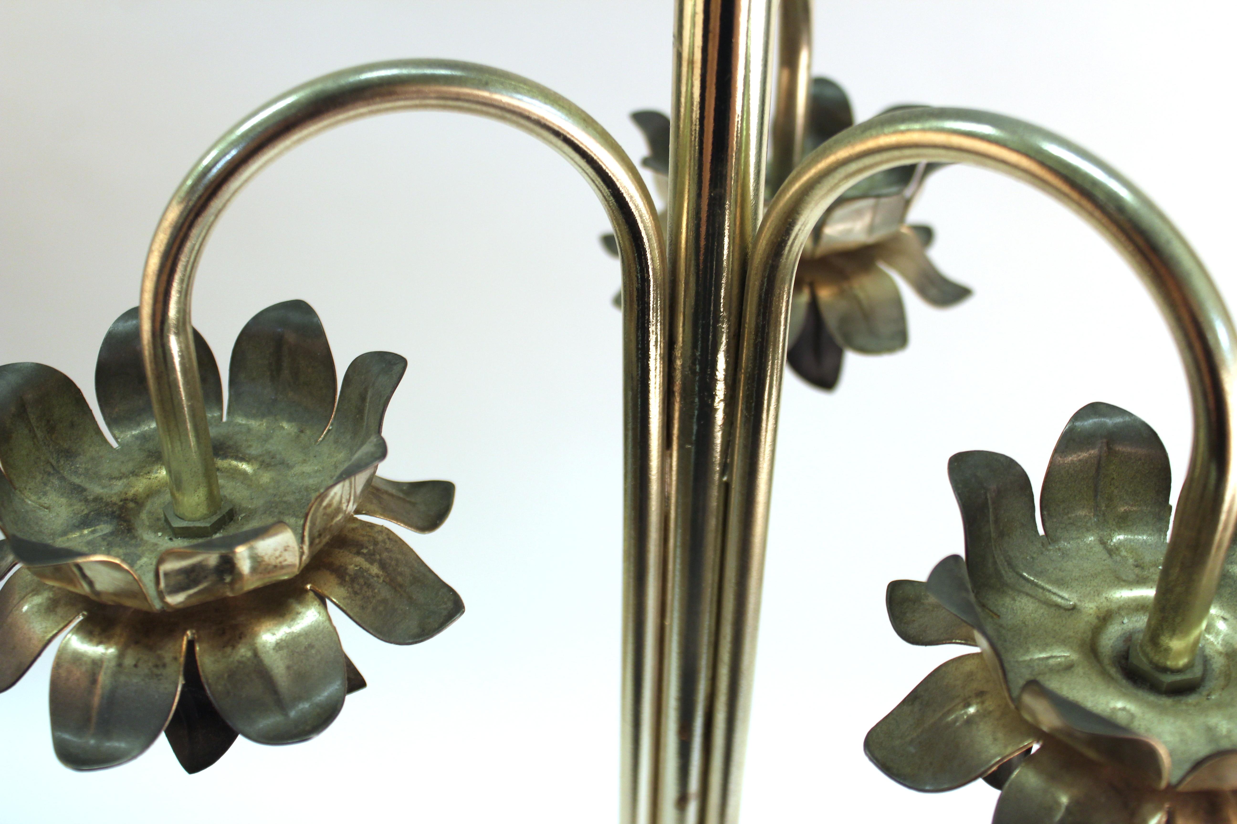 Moderne Mid-Century-Tischlampe mit Metallblättern und Blumen im Angebot 6
