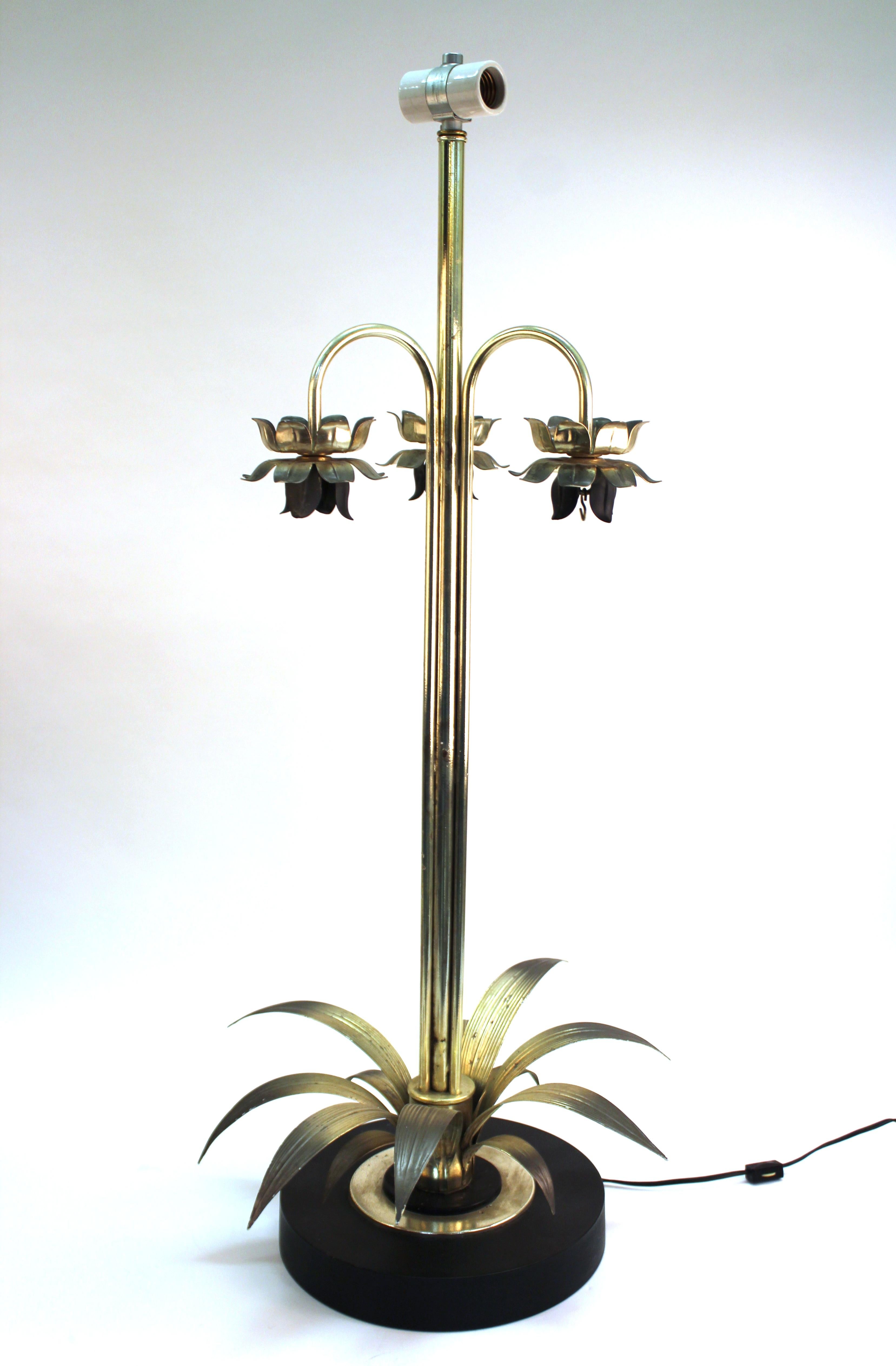 Moderne Mid-Century-Tischlampe mit Metallblättern und Blumen im Zustand „Gut“ im Angebot in New York, NY