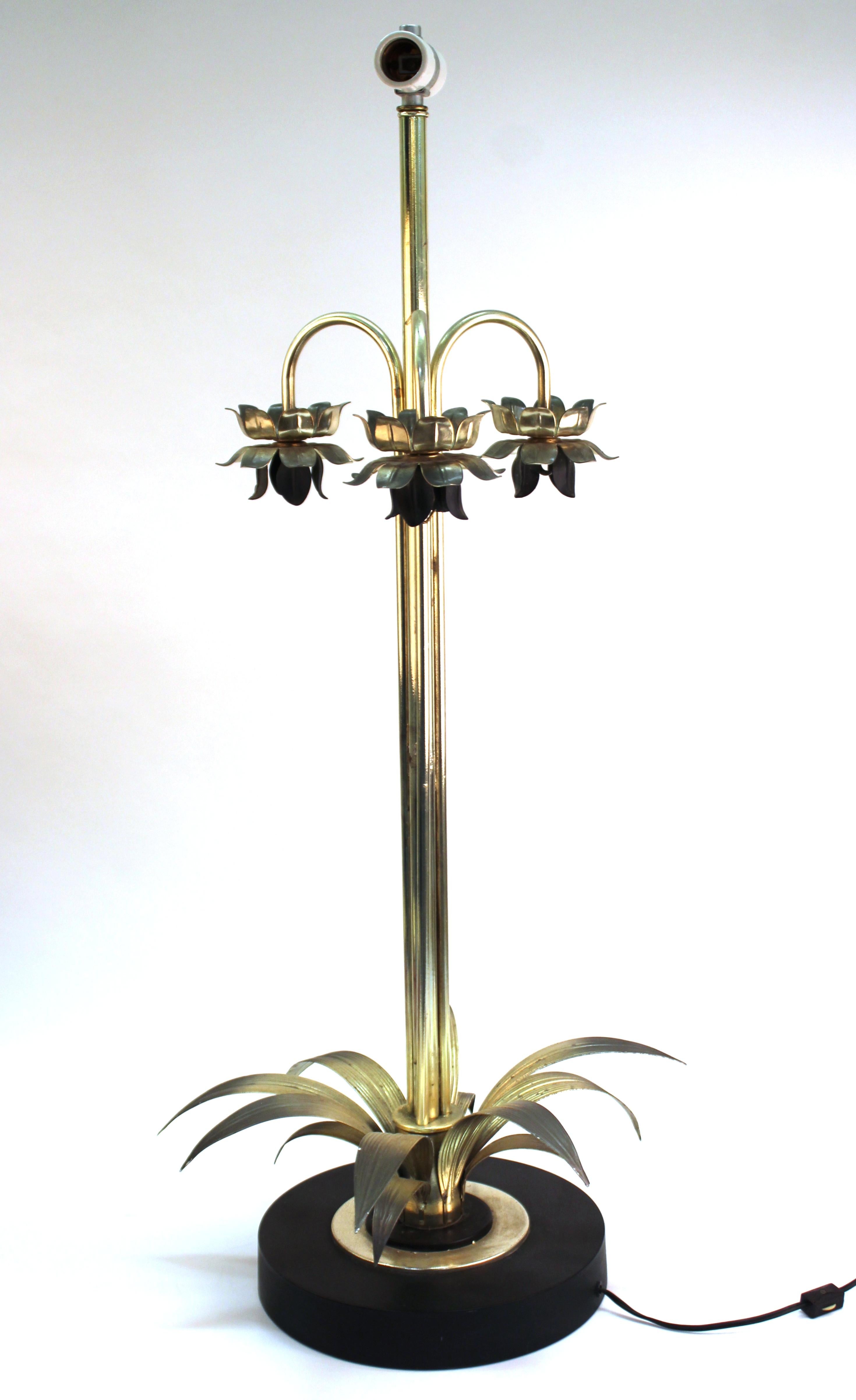 Moderne Mid-Century-Tischlampe mit Metallblättern und Blumen (20. Jahrhundert) im Angebot