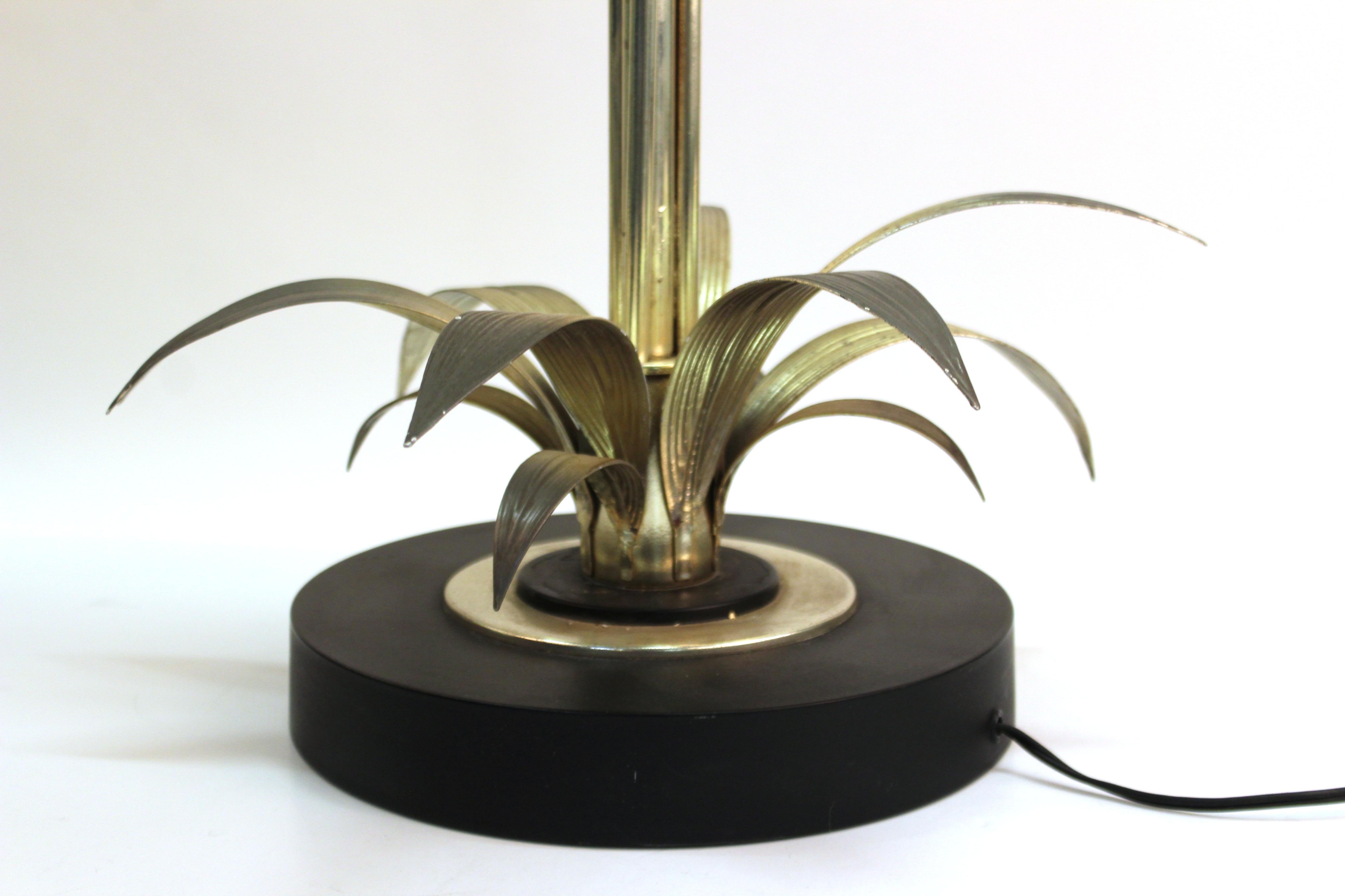 Moderne Mid-Century-Tischlampe mit Metallblättern und Blumen im Angebot 1