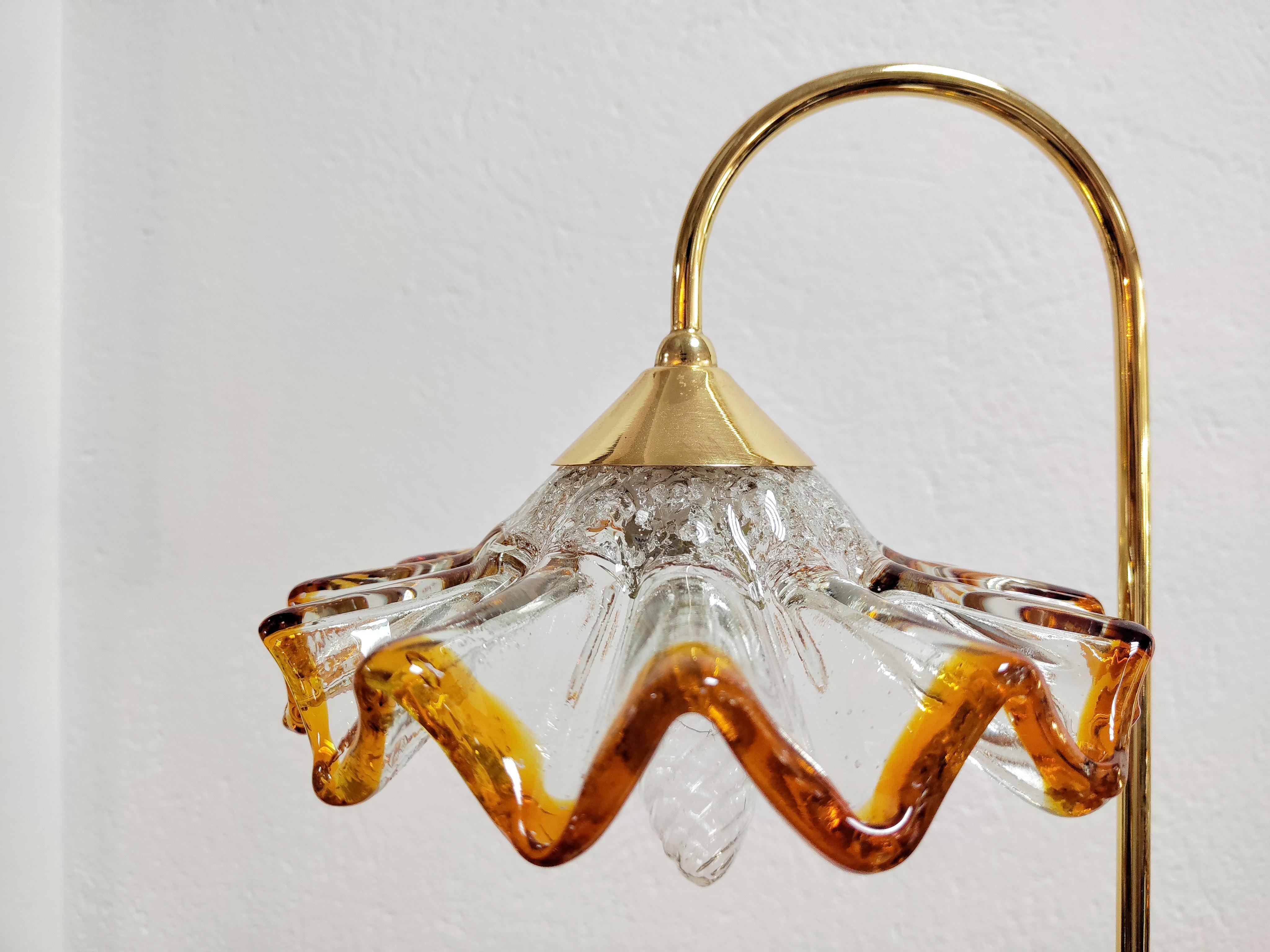 Fin du 20e siècle Lampe de bureau mi-siècle moderne avec abat-jour en verre de Murano par Mazzega, Italie, années 1970  en vente