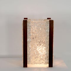 Moderne Tischlampe aus der Mitte des Jahrhunderts mit dickem, strukturiertem Acrylglas und Holzrahmen