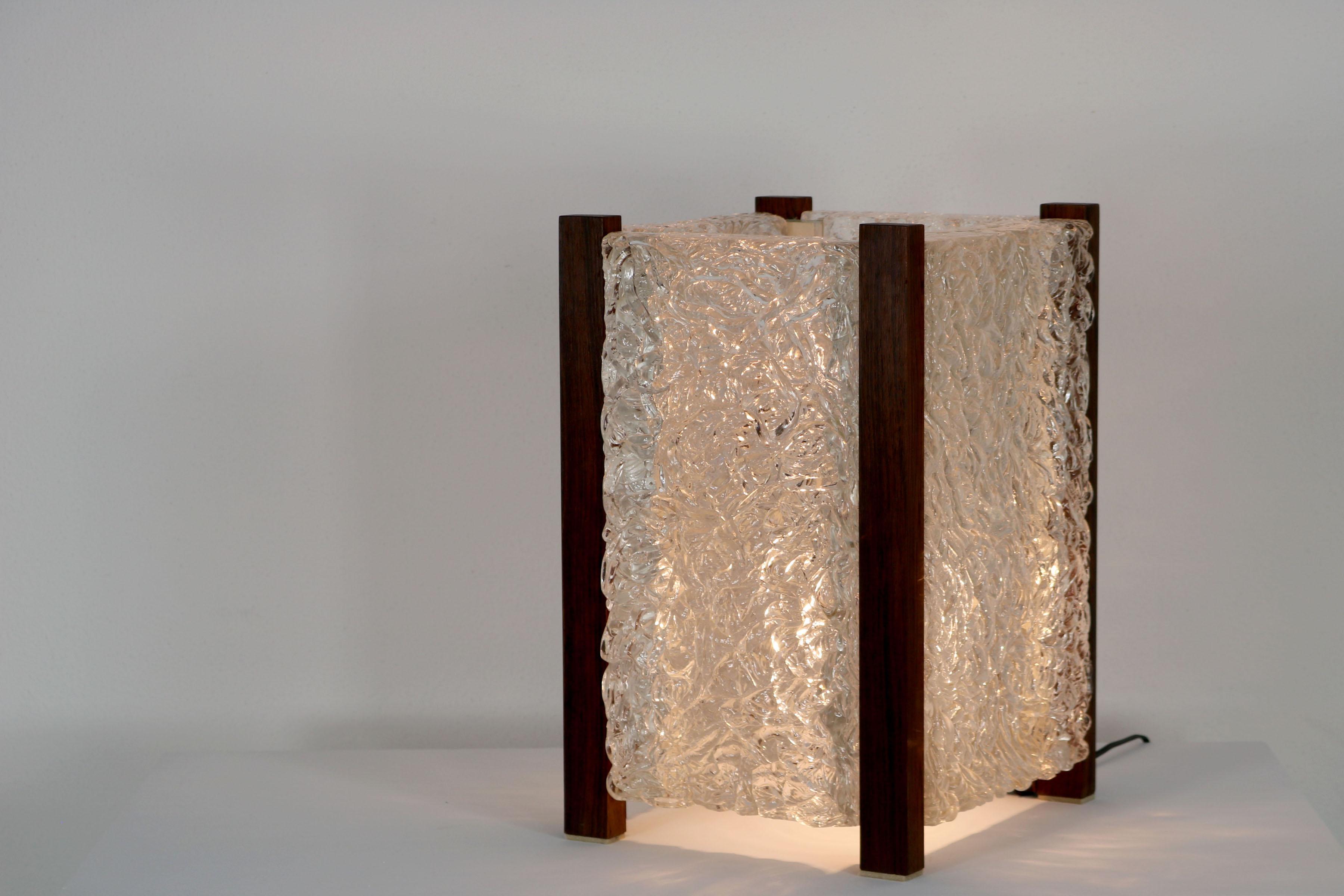 Acrylic Mid-Century Modern table lamp with thick textured acrylic glass and wooden frame For Sale