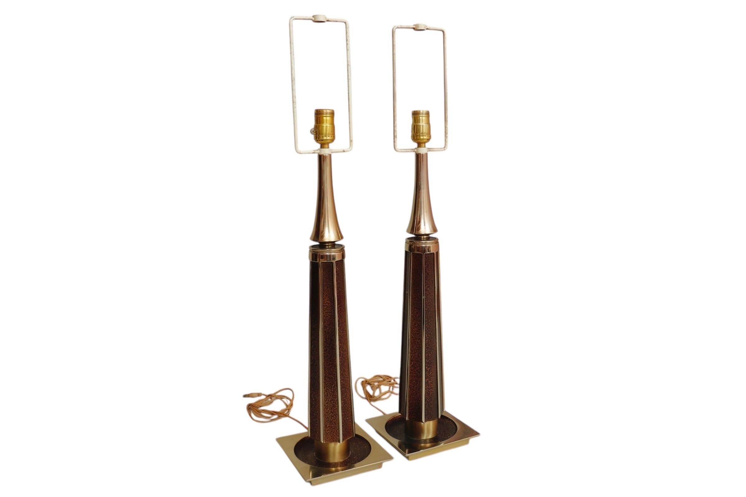 Un par de lámparas de mesa modernas de mediados de siglo, de hacia 1960. Las altas columnas de latón están estriadas y tienen incrustaciones de esmalte moteado marrón. Los cuellos cónicos de latón soportan los zócalos y las arpas cuadradas