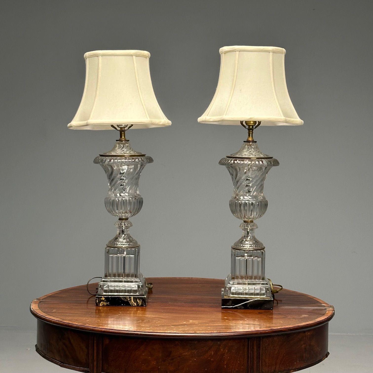 Waterford Style, Mid-Century Modern, Lampes de table, Verre texturé, Marbre, 1970

Paire de lampes de table en verre finement taillé. Chacune a une forme d'urne soutenue par une base en marbre. Peut-être Waterford. Les abat-jour ne sont pas