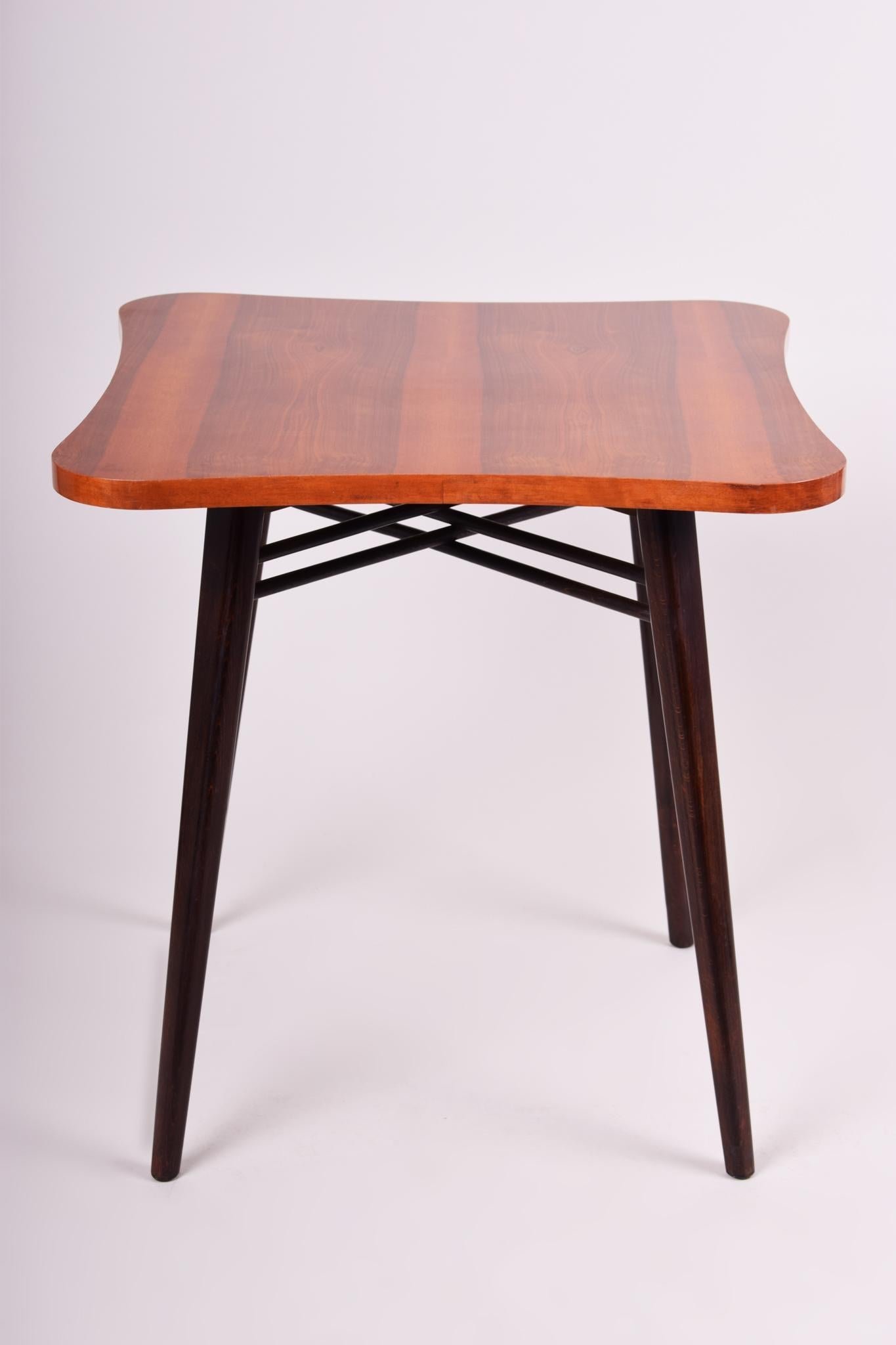 Small table.
Czech midcentury
Material: Walnut
Period: 1940-19649.
Condition: restored.
