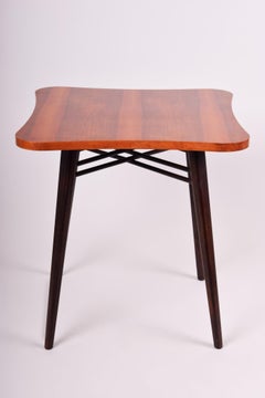 Table moderne du milieu du siècle fabriquée en Tchèque dans les années 40, en noyer non restauré