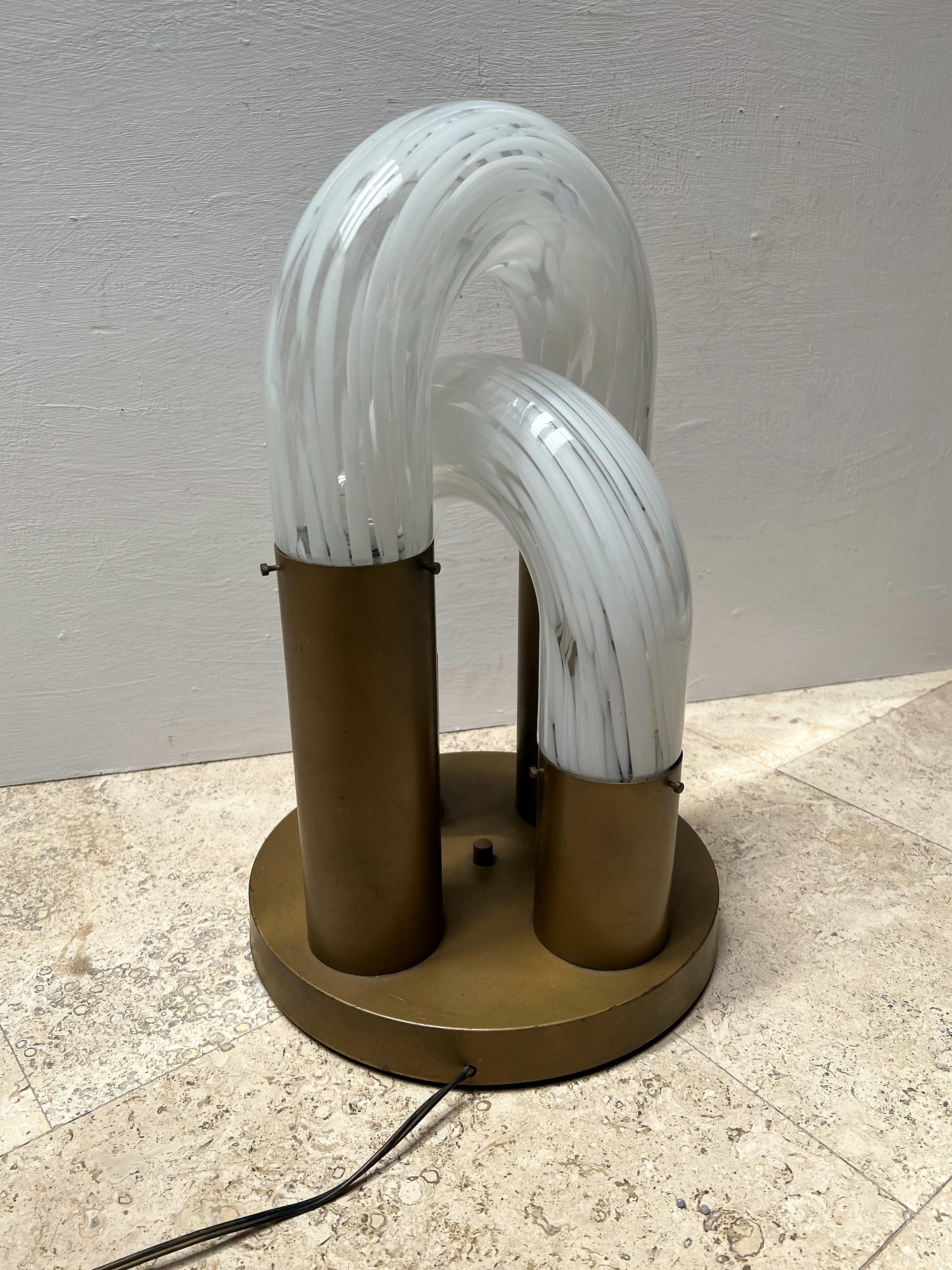 Lampe à quatre lumières de l'ère spatiale conçue par Aldo Nason vers 1970 en verre clair de Murano.  et verre blanc avec une base en métal laqué.
Cette lampe était à l'origine destinée à une table, mais elle peut facilement être installée en