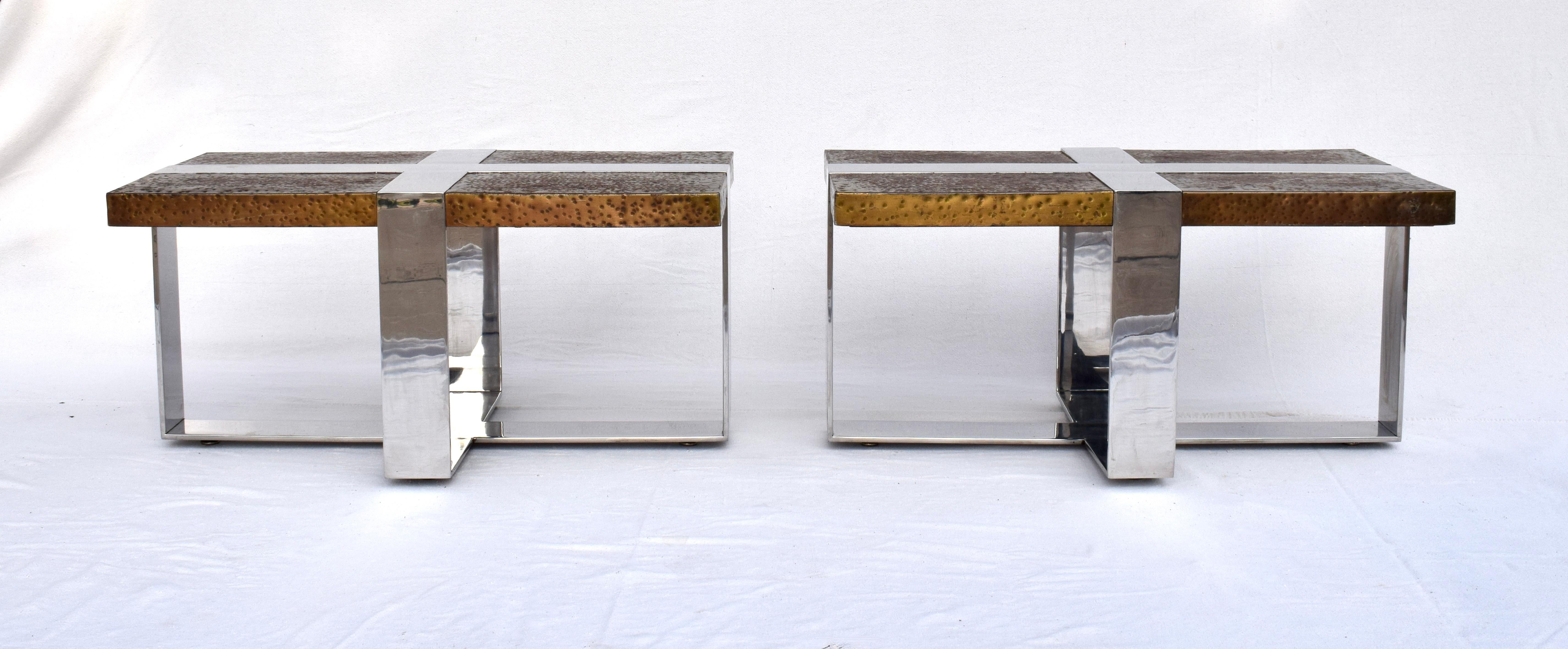 Einzigartiges Paar rechteckiger Tische im Vintage-Stil mit verchromten kreuzförmigen Stahlrahmen und kupferumwickelten Tischplatten von solider Konstruktion, hoher Qualität und Gewicht.  Nach dem Vorbild von Milo Baughman eignet sich dieses