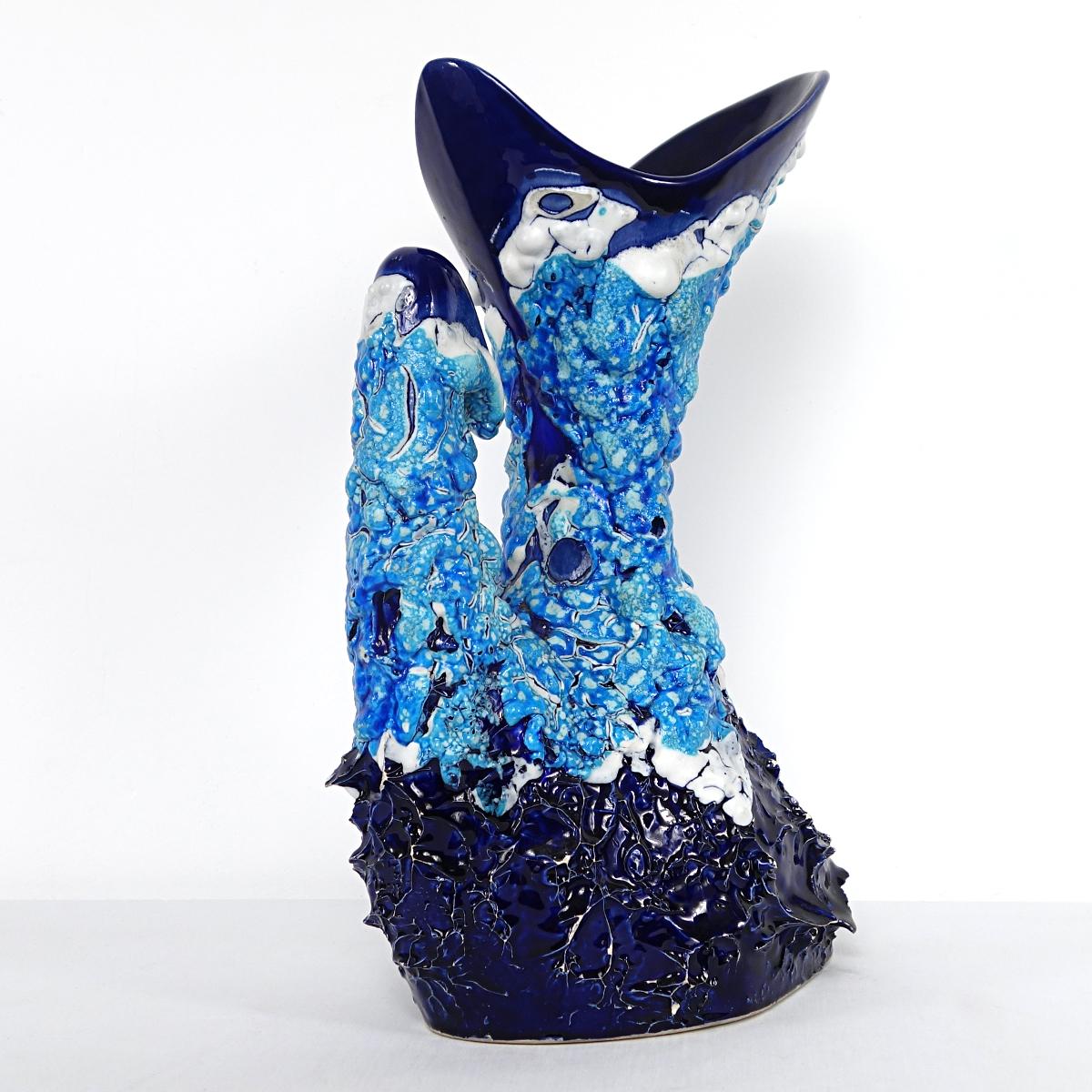 Mit ihrer Höhe von 40 cm (15.8 inch), ihrer zauberhaften Form und ihren ansprechenden blauen Farben sticht diese Vase wirklich aus der Masse heraus.
1950s. Unterzeichnet Vallauris.