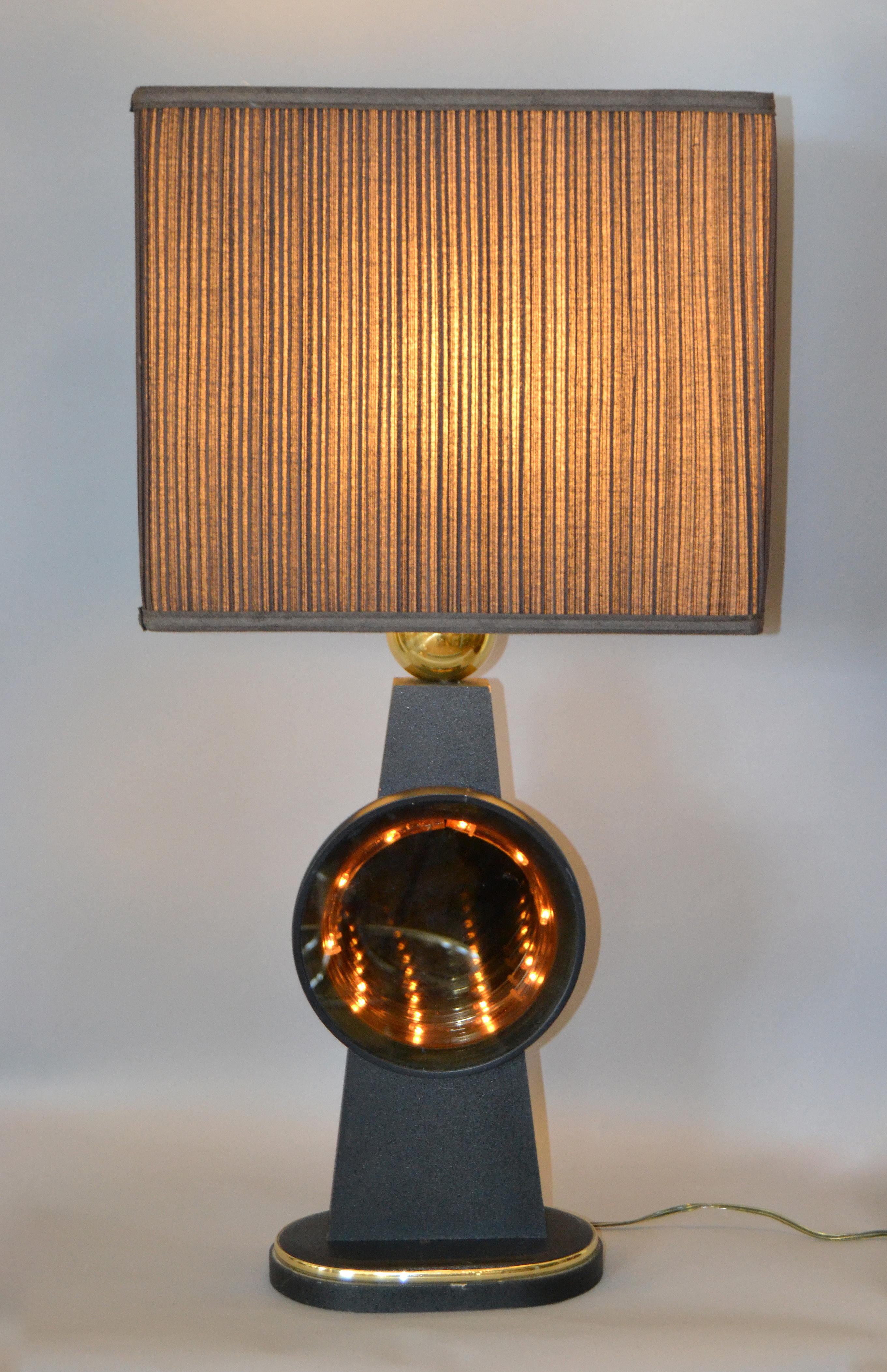 Mid-Century Modern Grande lampe de bureau Infinity en laiton, verre et bois, de style moderne du milieu du siècle dernier, en noir et or en vente