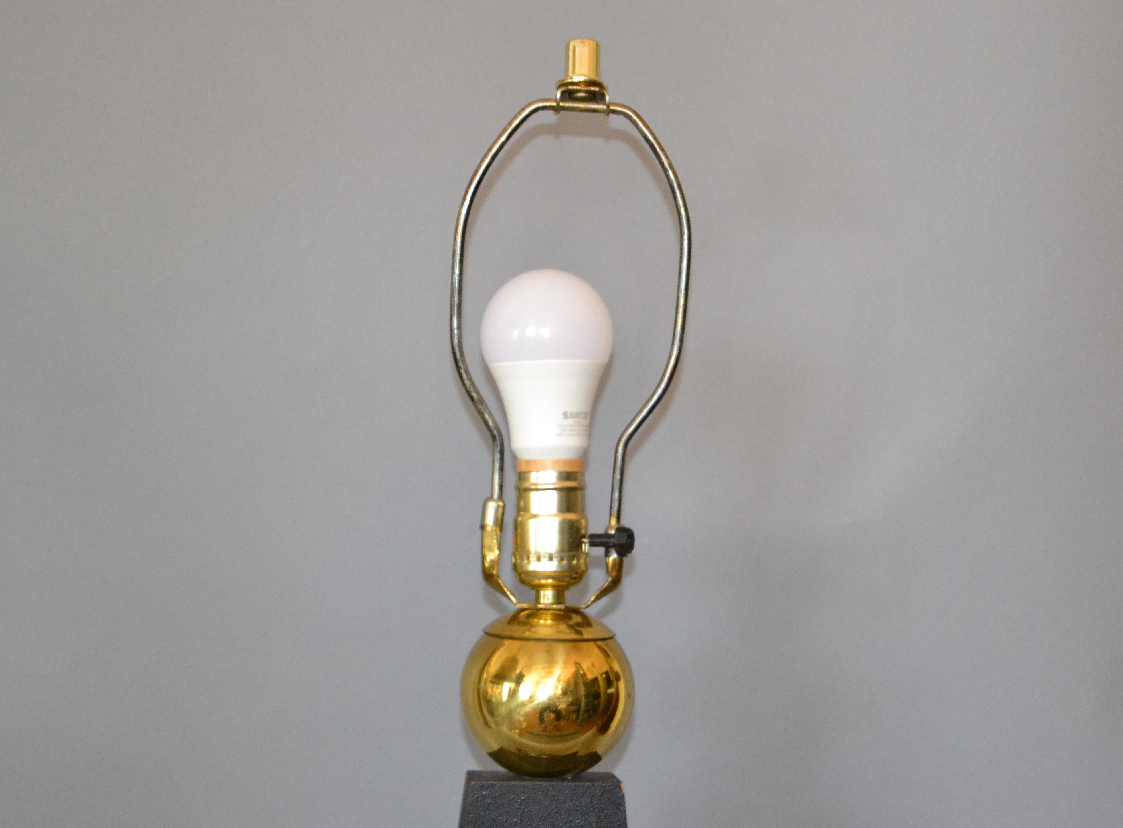 20ième siècle Grande lampe de bureau Infinity en laiton, verre et bois, de style moderne du milieu du siècle dernier, en noir et or en vente