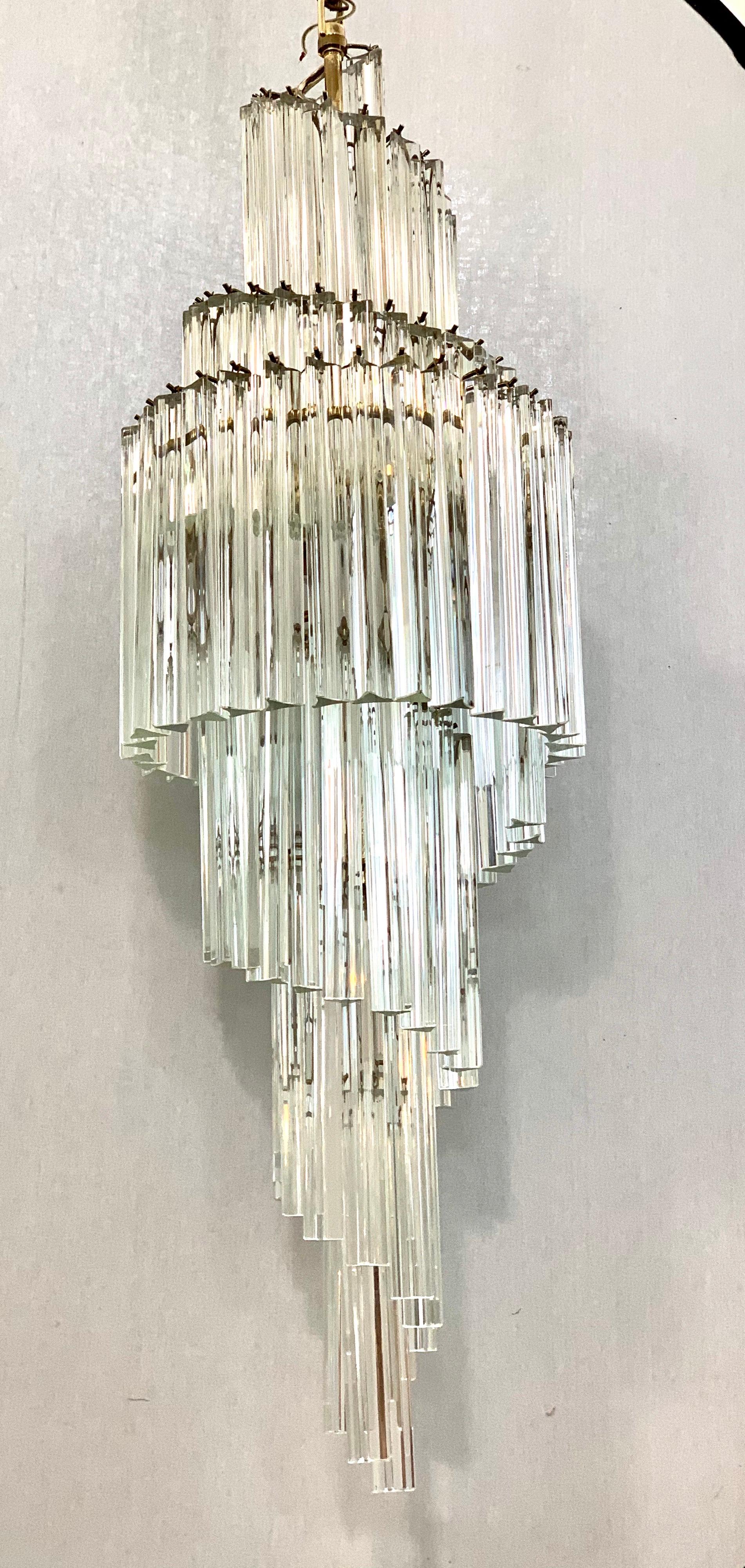 Prächtiger, kaskadenförmiger Wasserfall-Kronleuchter aus Camer-Glas. Ikonische Beleuchtung aus der Mitte des Jahrhunderts.
Jedes schwere Camer-Glasprisma hängt an einem eigenen Haken an der Stahlkonstruktion
rahmen. Für die USA verkabelt und in