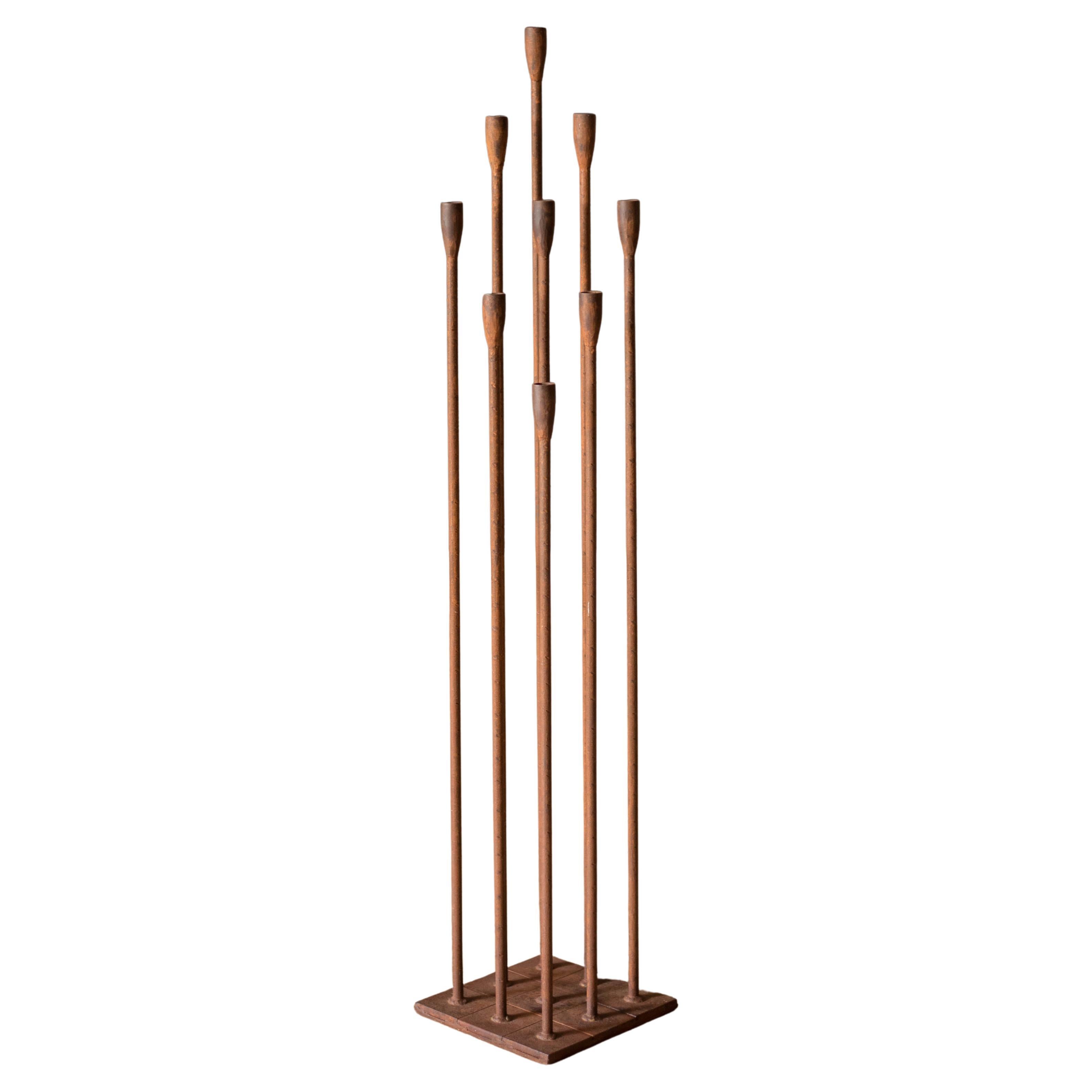 The Moderns Tall Floor Standing Cast Iron Candelabra (Chandelier en fonte sur pied)