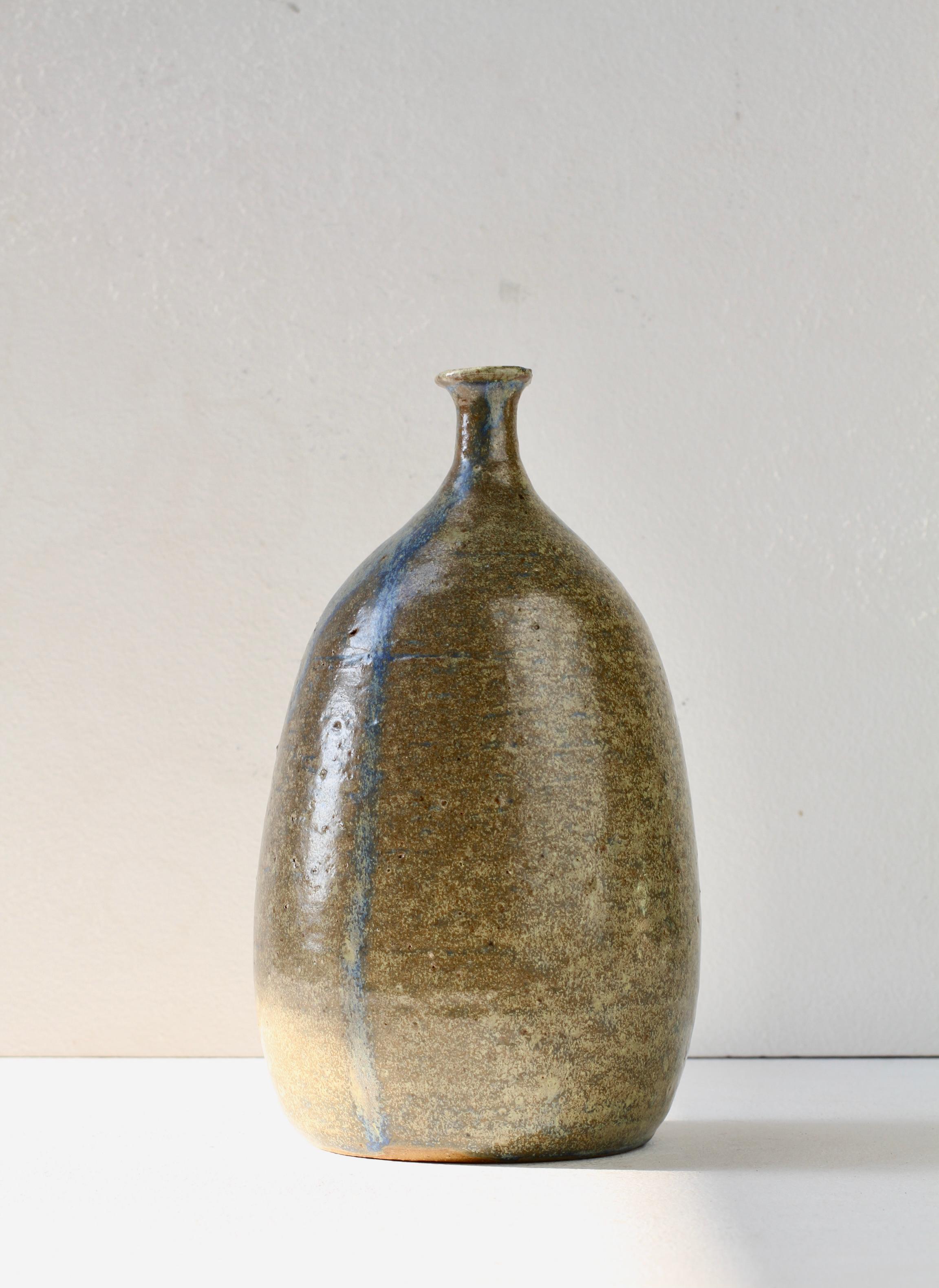 Diese atemberaubende europäische Vintage-Vase aus der Mitte des Jahrhunderts wurde von einem noch unbekannten Studio-Töpfer in den 1970er Jahren wahrscheinlich in Deutschland hergestellt. Schöne runde Form mit einem hohen, schmalen zylindrischen