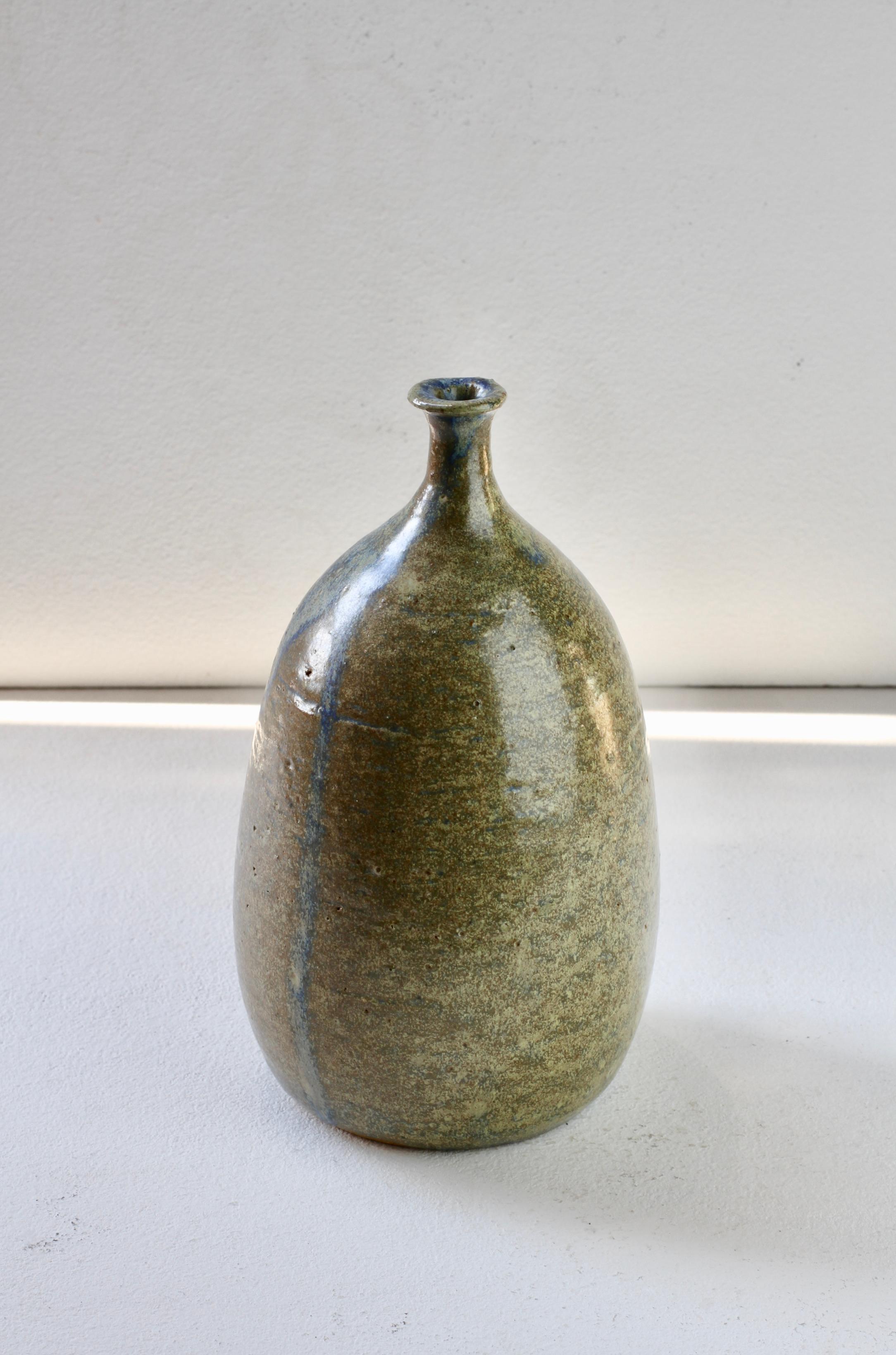 Mid-Century Modern Tall Hand Thrown & Glazed Studio Pottery Vase circa 1970s (Moderne der Mitte des Jahrhunderts) im Angebot