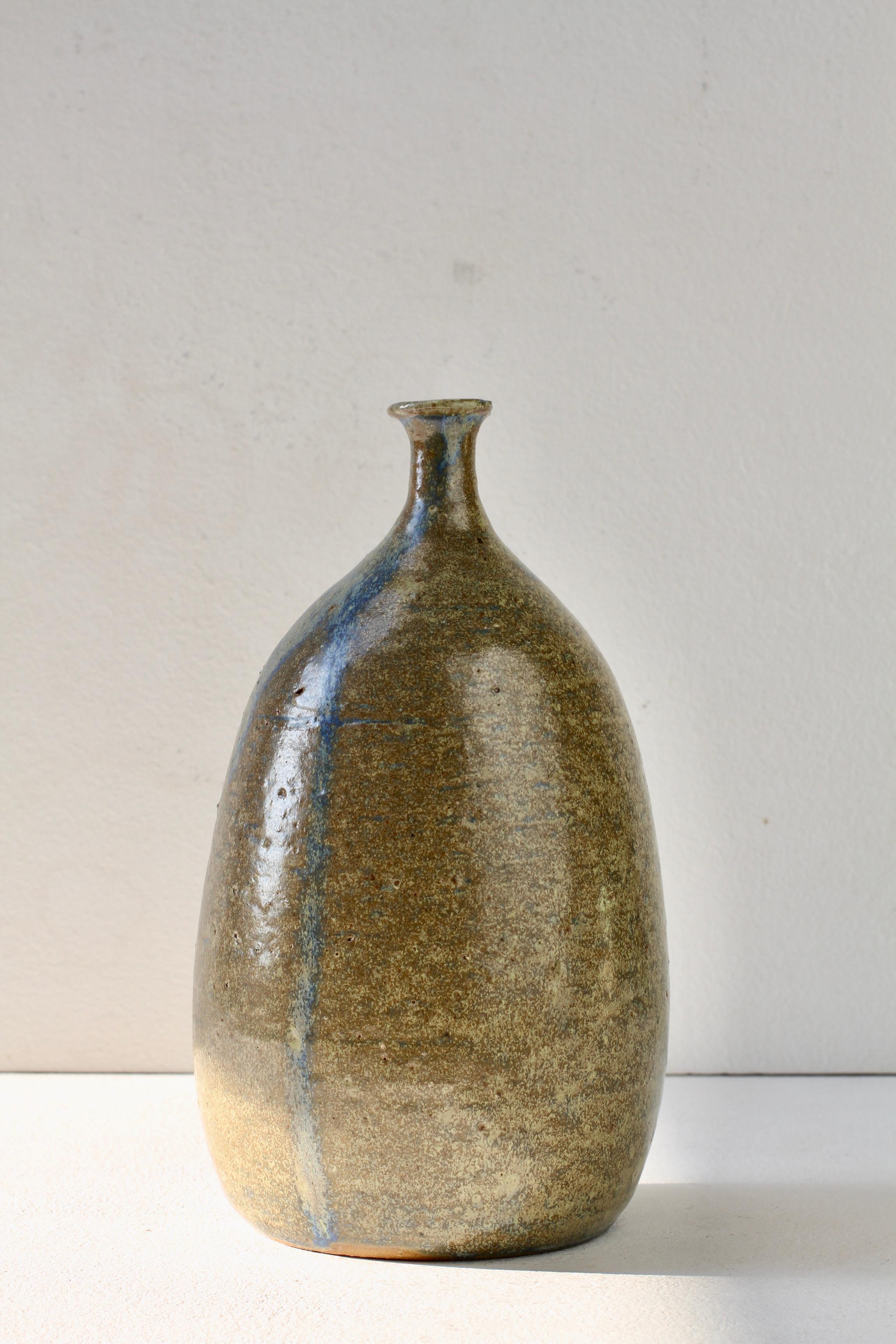 Mid-Century Modern Tall Hand Thrown & Glazed Studio Pottery Vase circa 1970s (Glasiert) im Angebot