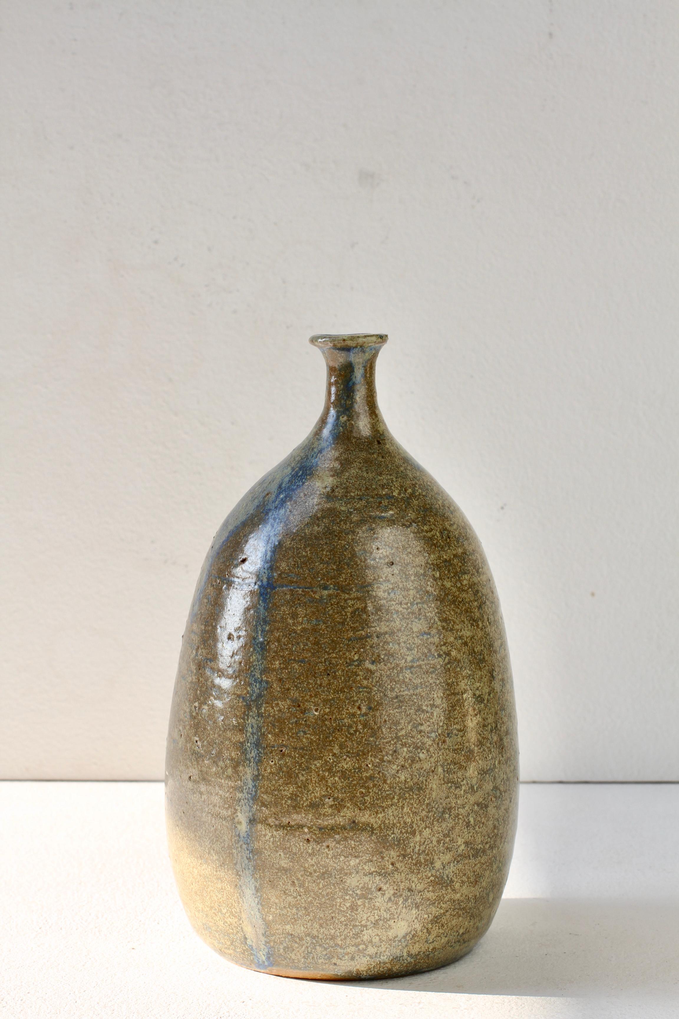 Mid-Century Modern Tall Hand Thrown & Glazed Studio Pottery Vase circa 1970s (20. Jahrhundert) im Angebot
