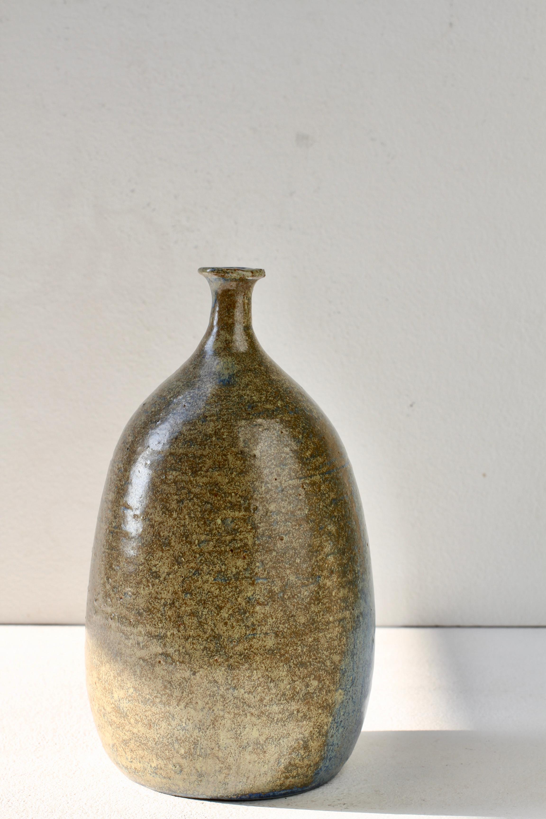 Mid-Century Modern Tall Hand Thrown & Glazed Studio Pottery Vase circa 1970s (Ton) im Angebot