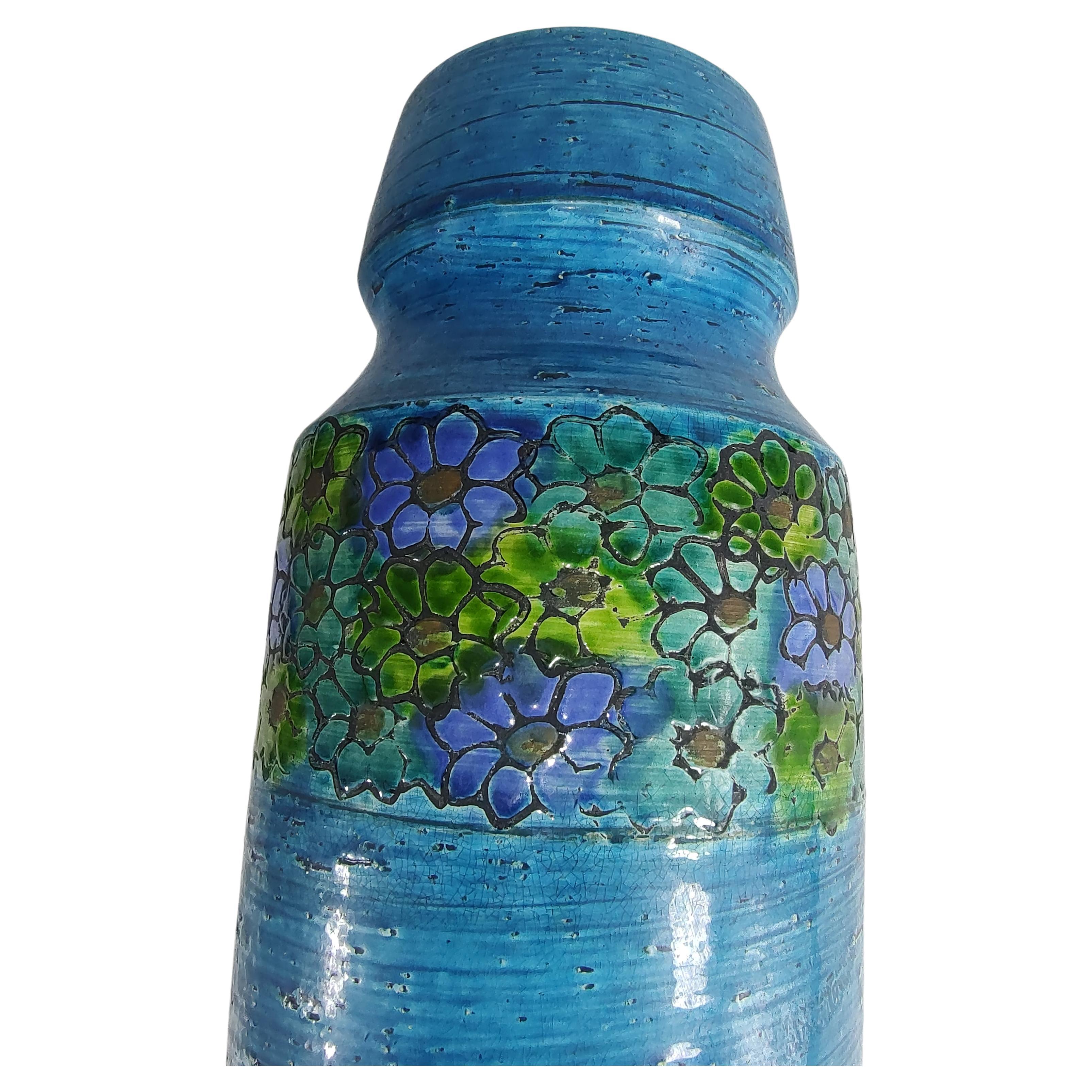 Favoloso vaso alto del designer Aldo Londi per Bitossi. Colore sorprendente, blu Rimini con una fascia di fiori che circonda la parte superiore del vaso. In eccellenti condizioni vintage, senza scheggiature o crepe. Un'opera d'arte così serena!