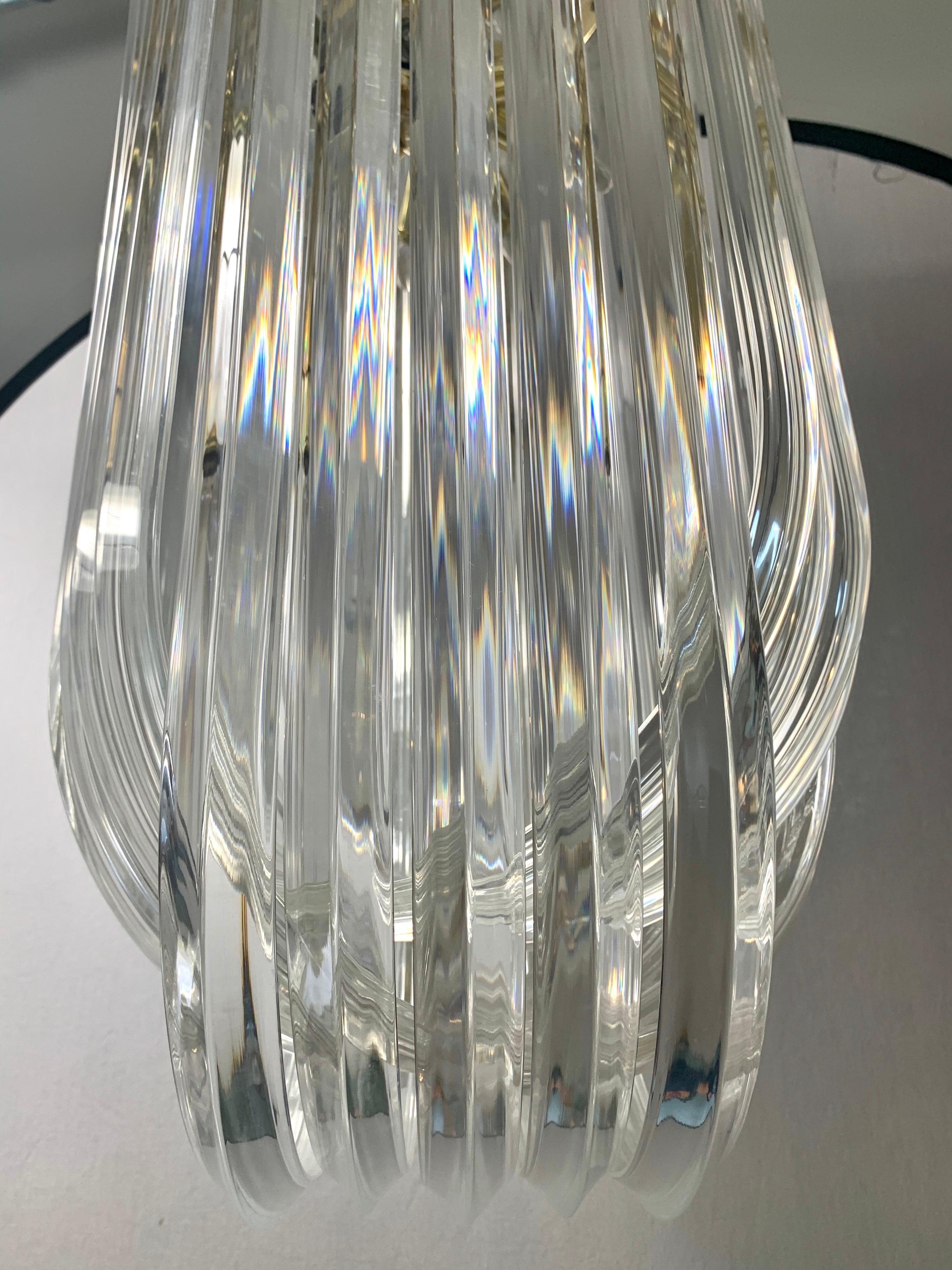 Fine XX secolo Lampadario scultoreo alto e moderno di metà secolo in lucite curvata in vendita