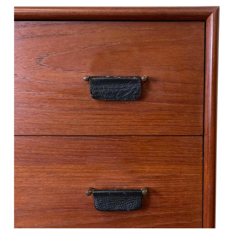 Mid-Century moderno Comò a 5 cassetti in teak alto del Mid Century Modern Tiraggi in pelle nera Base a zoccolo in vendita