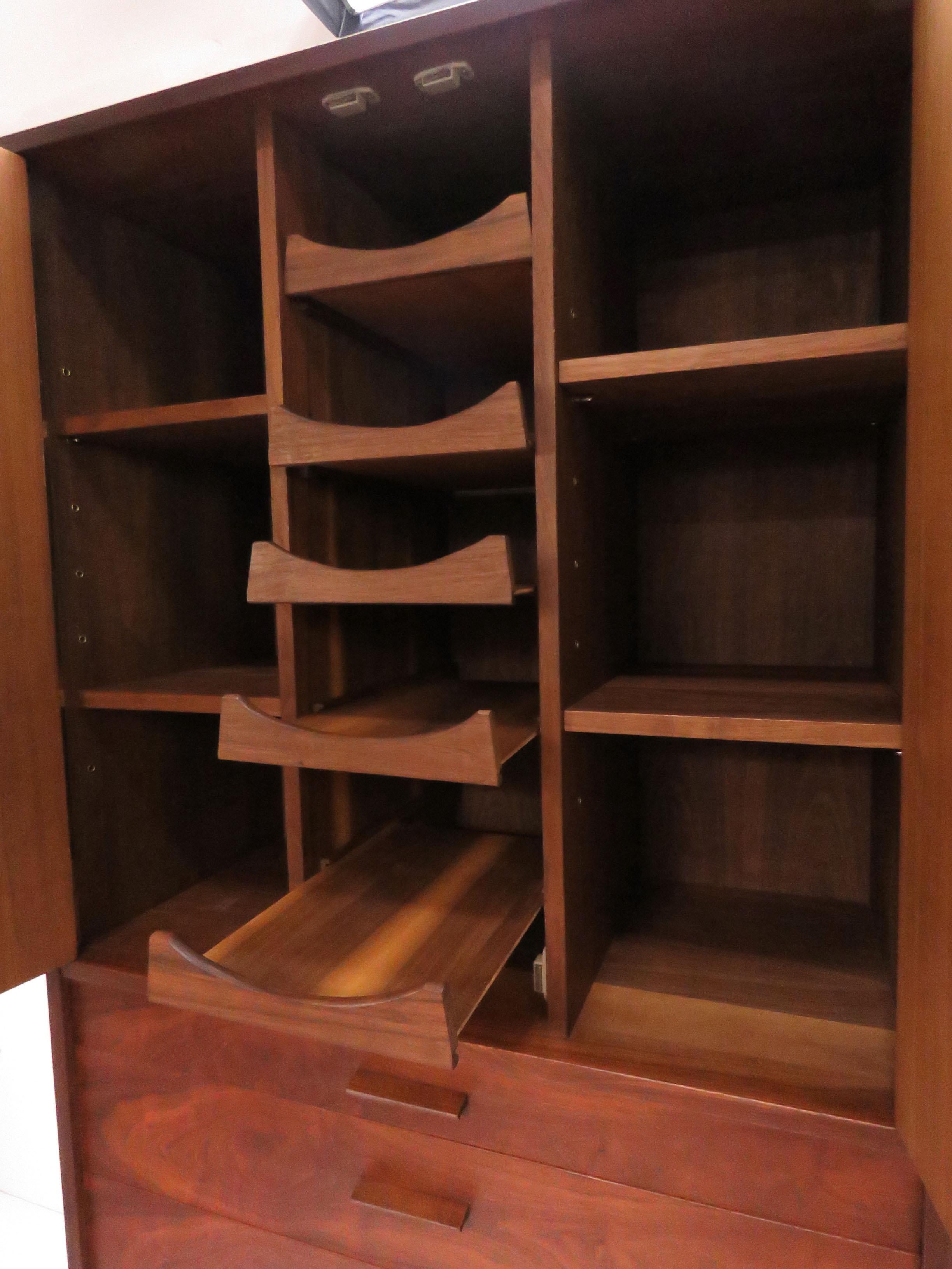 Mid-Century Modern Tall Wardrobe Dresser in Walnut, circa 1960s 3