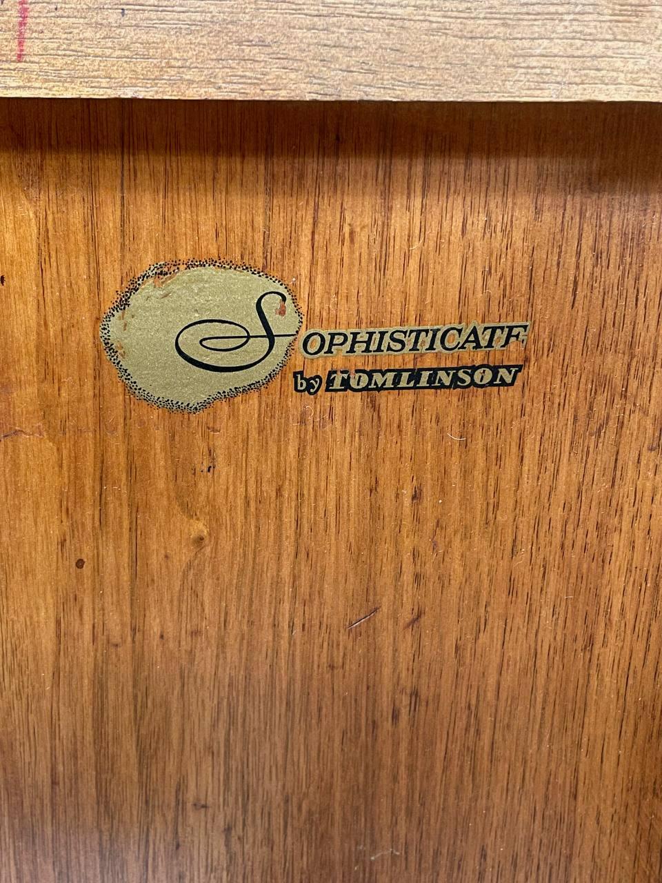 Table de chevet à porte tambour avec dessus en pierre par Tomlinson en vente 3