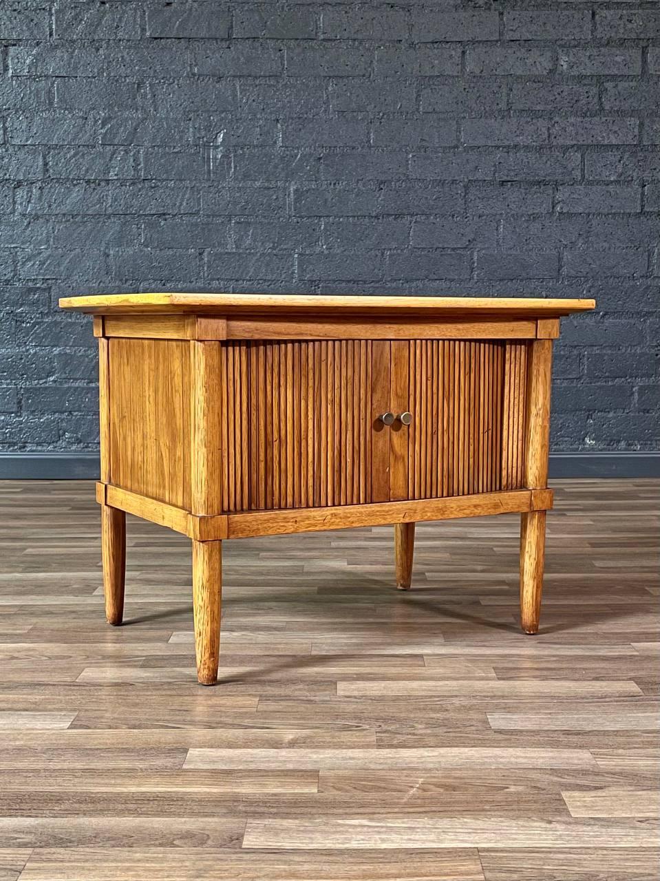 Mid-Century Modern Table de chevet à porte tambour avec dessus en pierre par Tomlinson en vente