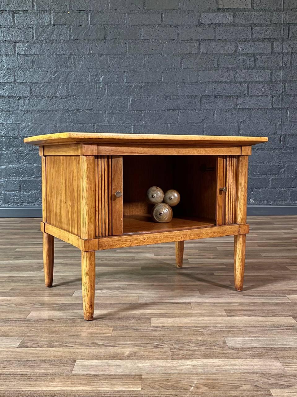 Américain Table de chevet à porte tambour avec dessus en pierre par Tomlinson en vente