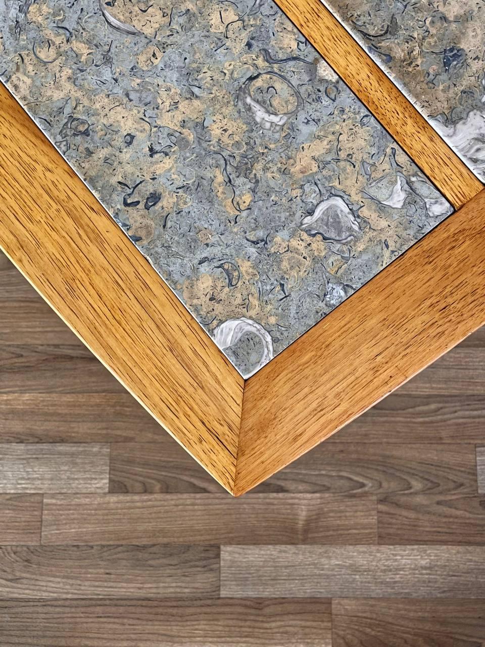 Milieu du XXe siècle Table de chevet à porte tambour avec dessus en pierre par Tomlinson en vente