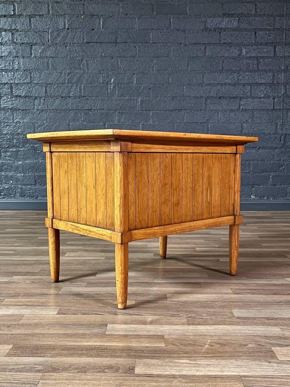 Laiton Table de chevet à porte tambour avec dessus en pierre par Tomlinson en vente