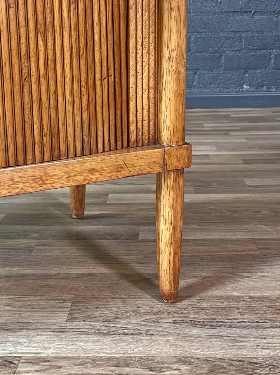 Table de chevet à porte tambour avec dessus en pierre par Tomlinson en vente 1