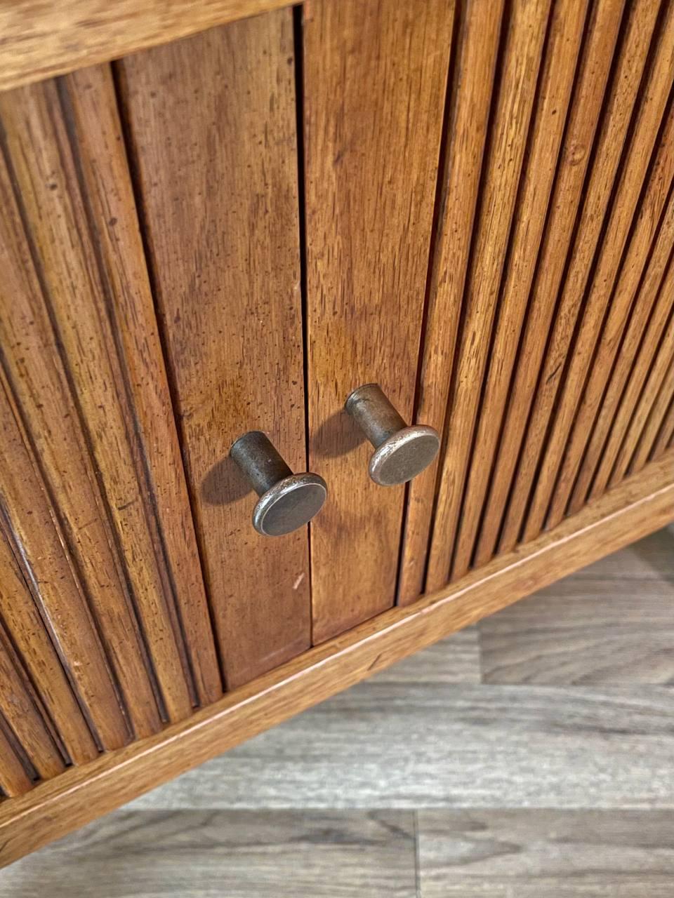 Table de chevet à porte tambour avec dessus en pierre par Tomlinson en vente 2